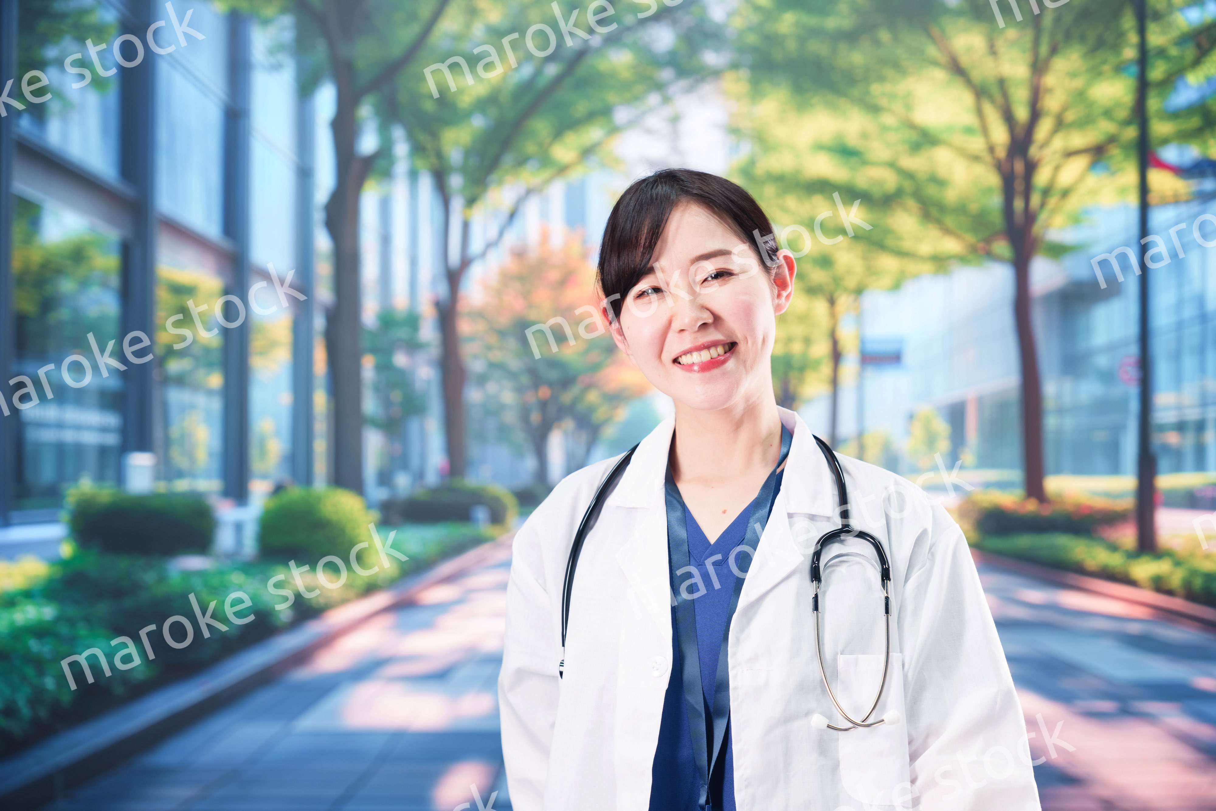 いきいきとした表情で外を歩く女性ドクター