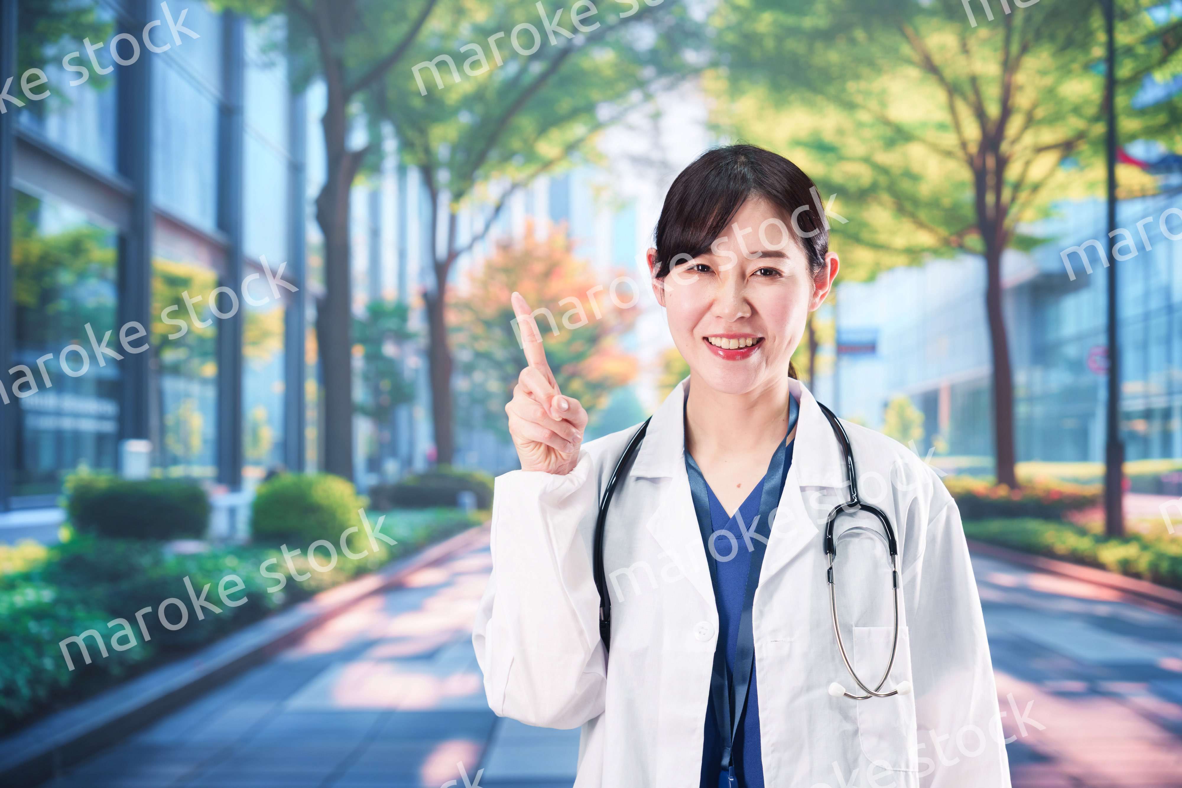 いきいきとした表情で外を歩く女性ドクター