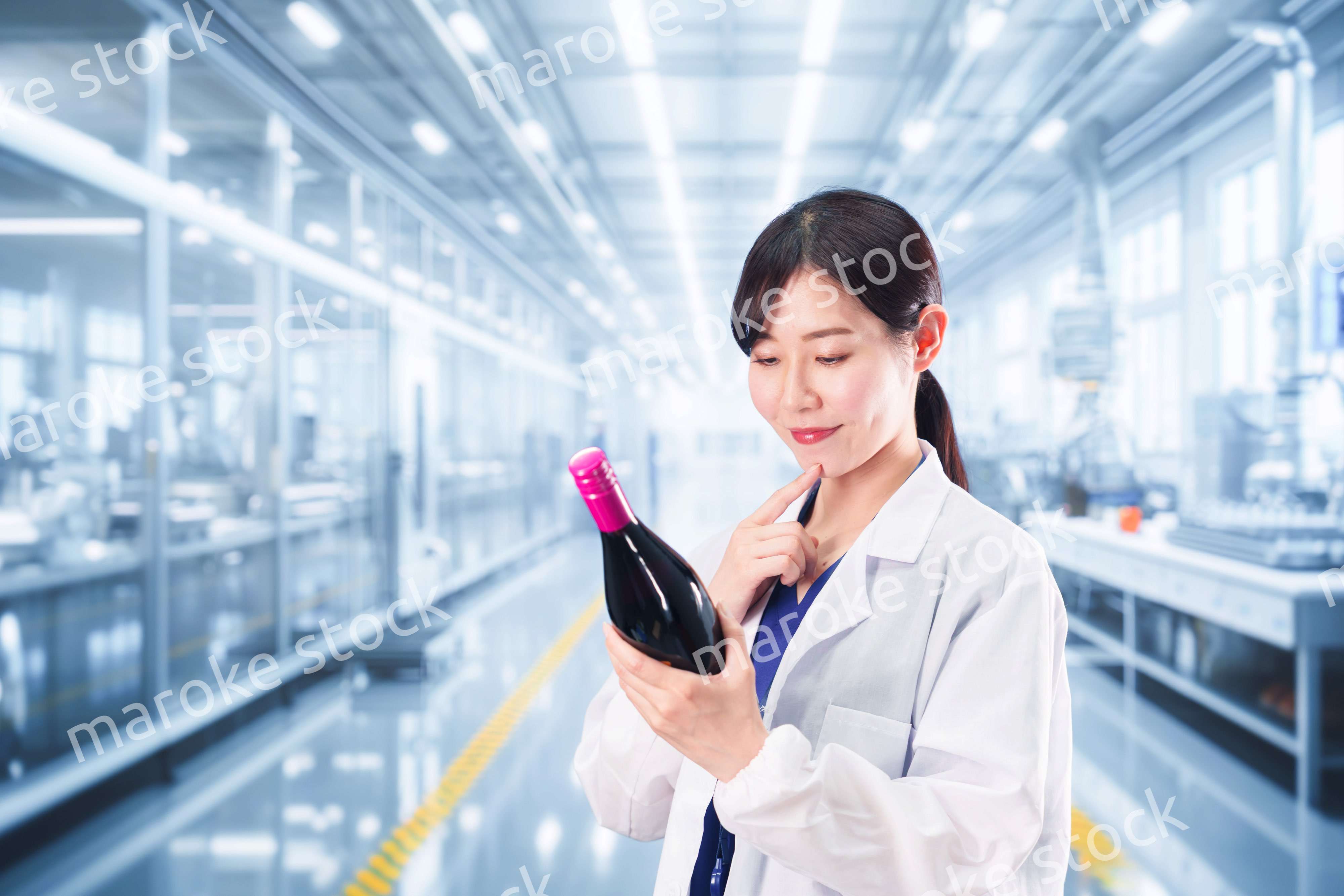 ワインの研究開発をする白衣を着た女性