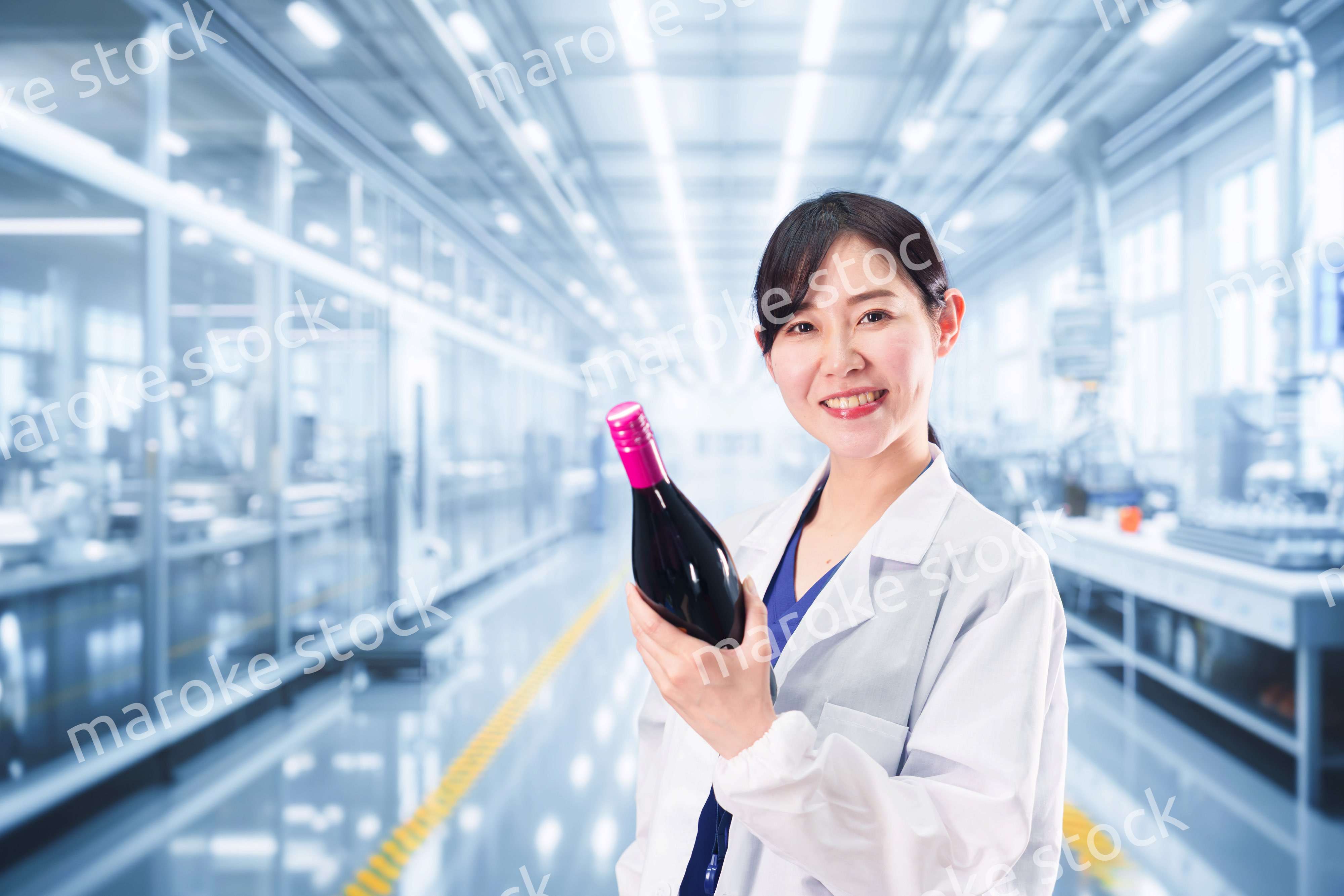 ワインの研究開発をする白衣を着た女性