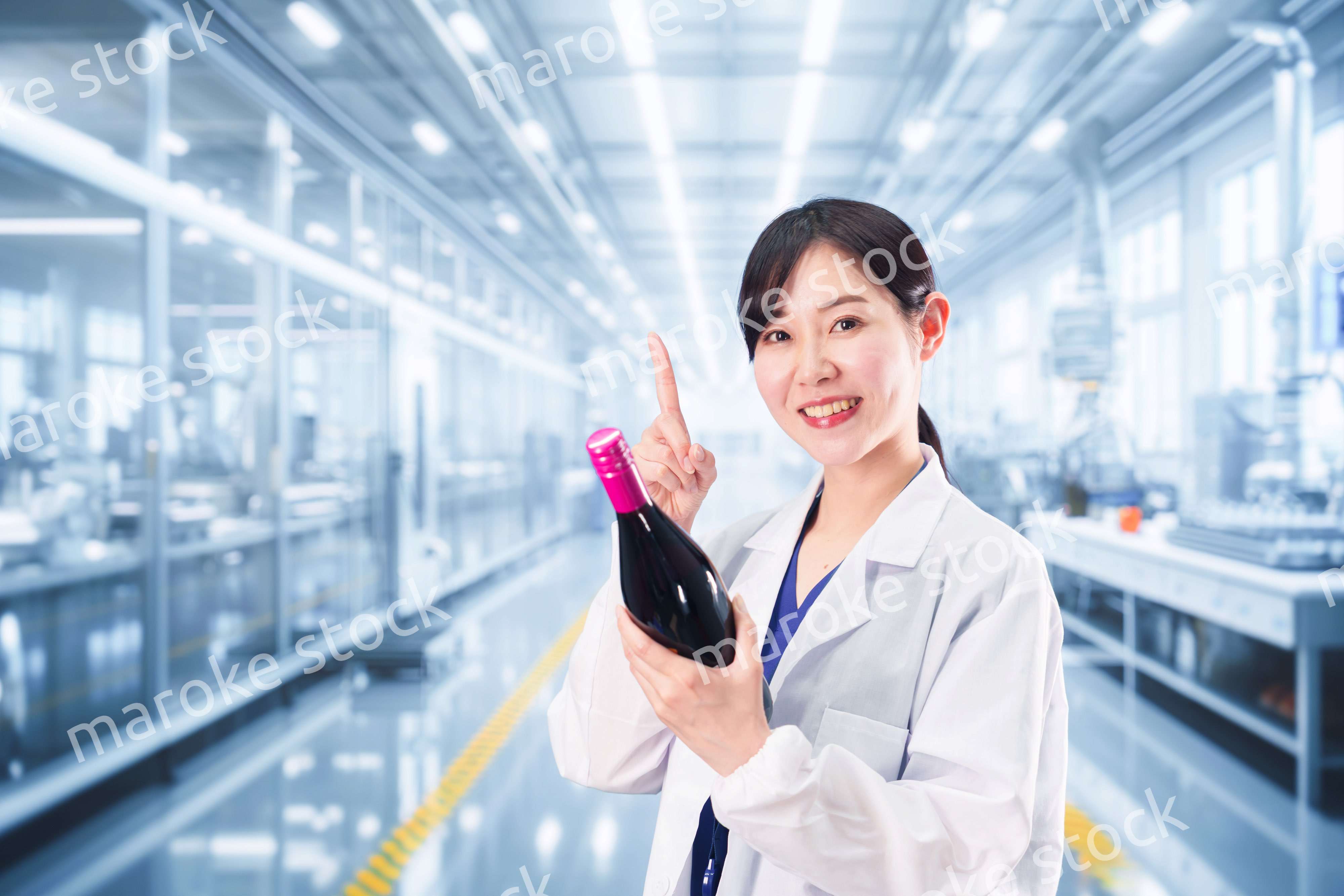 ワインの研究開発をする白衣を着た女性