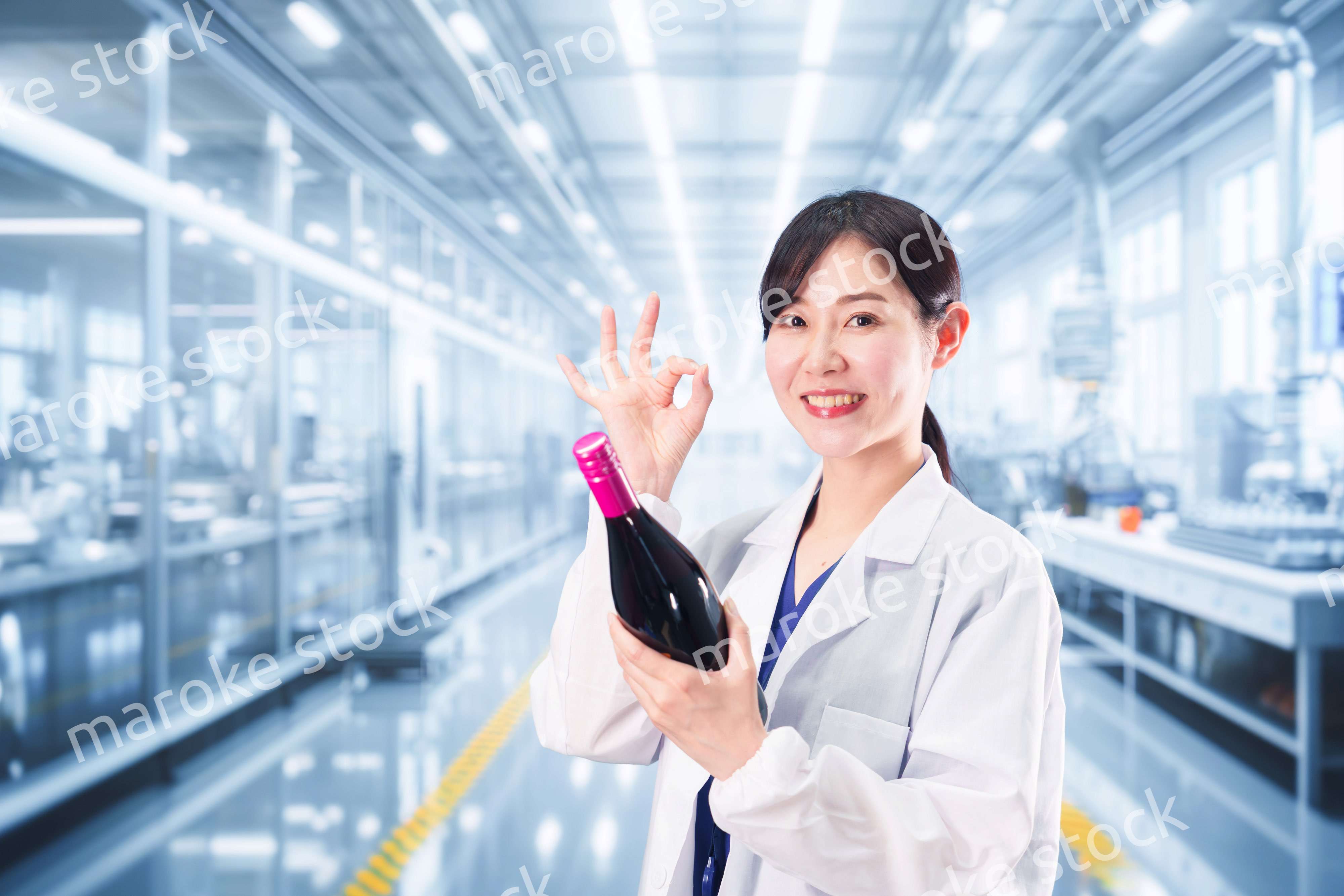 ワインの研究開発をする白衣を着た女性