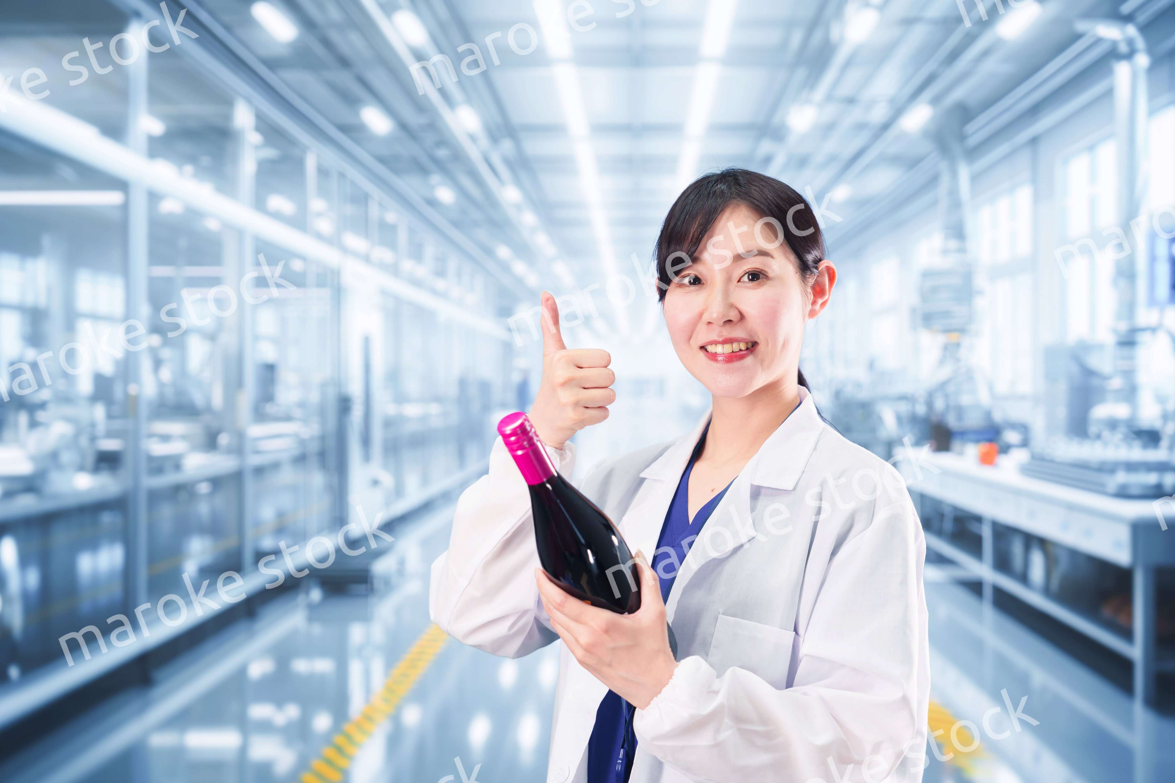 ワインの研究開発をする白衣を着た女性