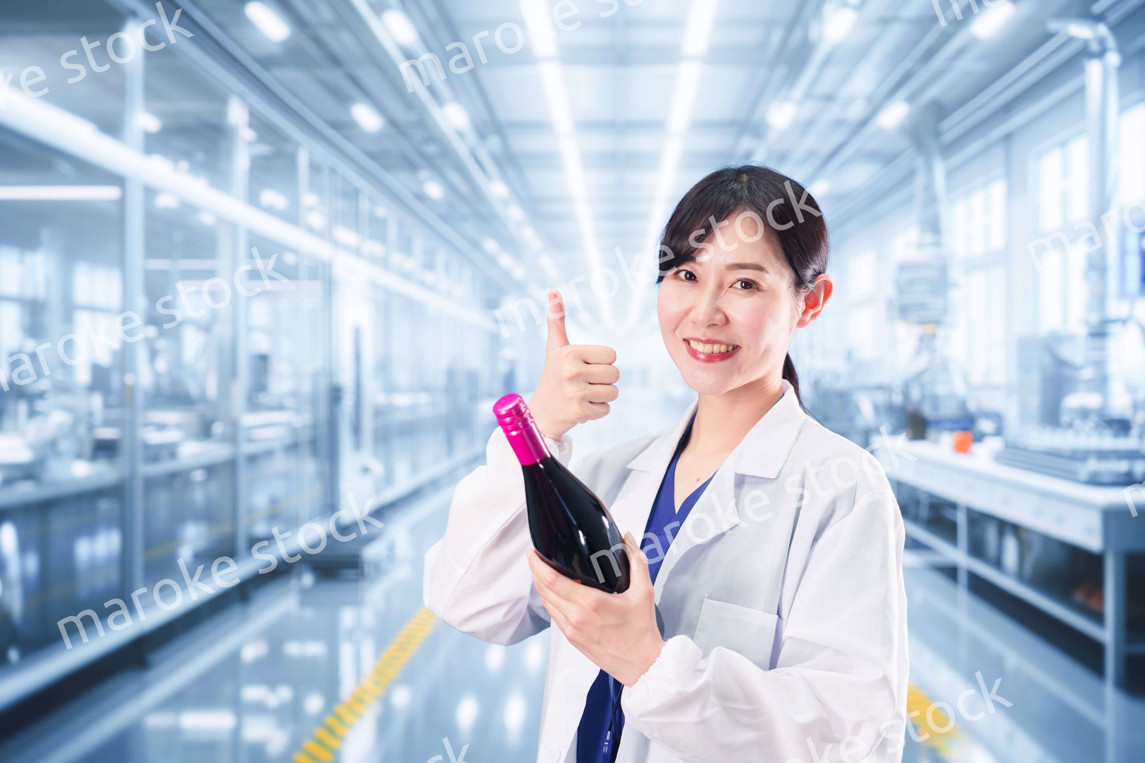 ワインの研究開発をする白衣を着た女性