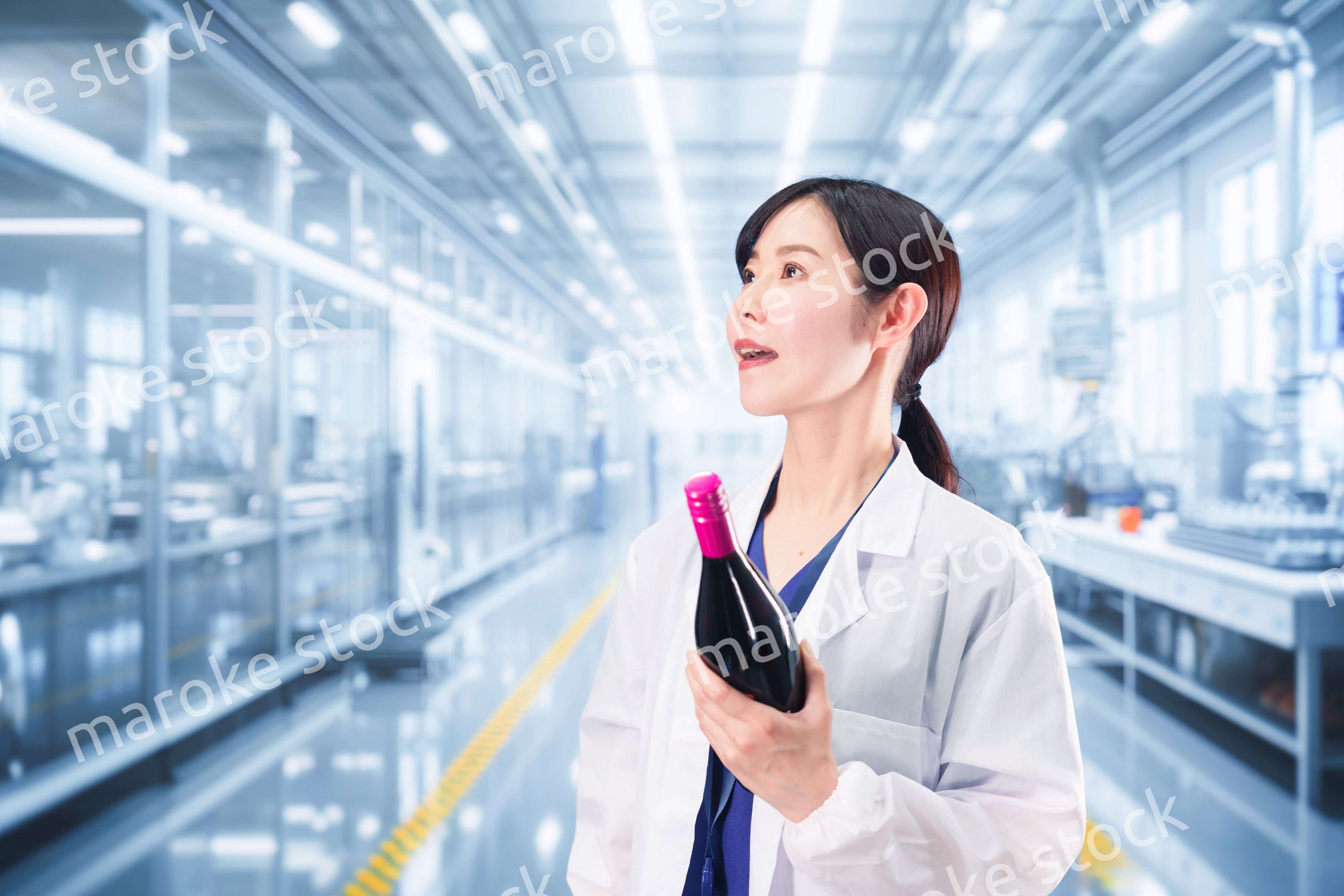 ワインの研究開発をする白衣を着た女性