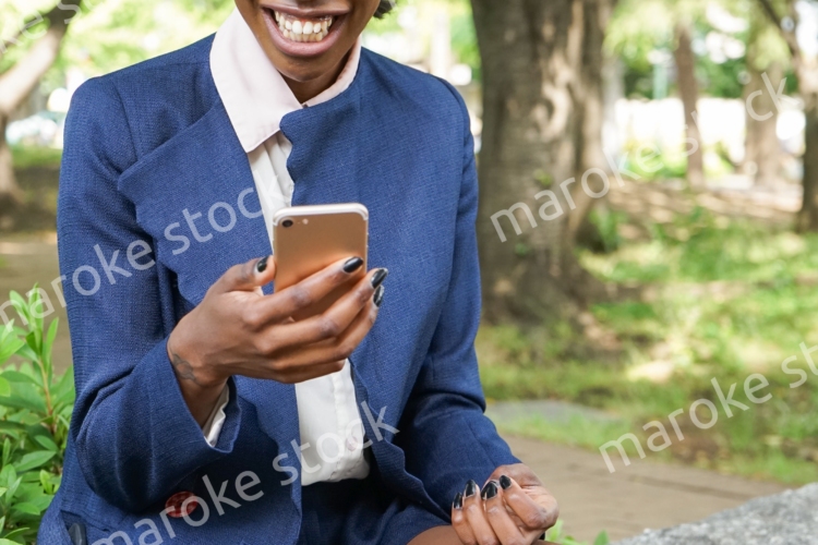 スマホを使う女性