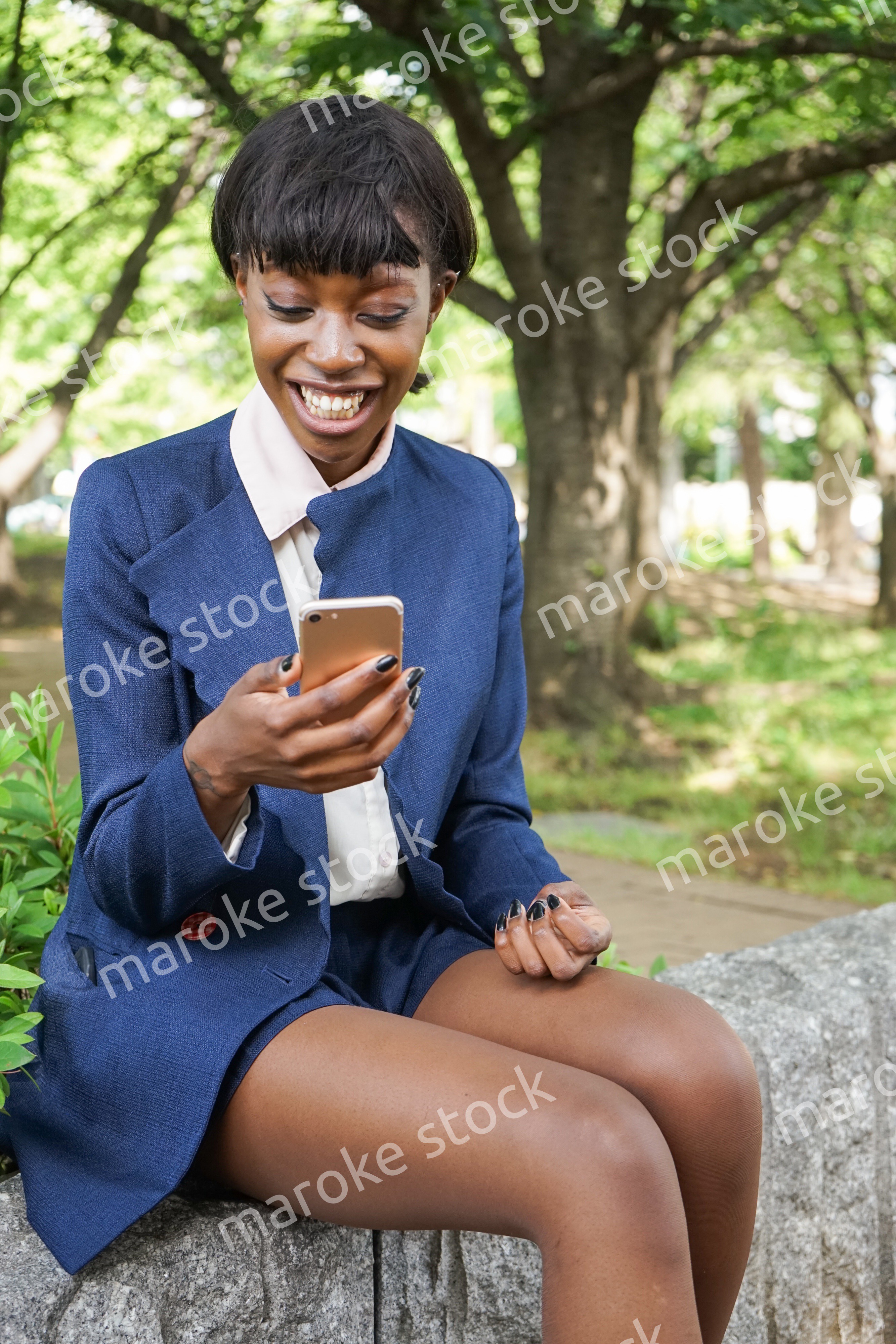 スマホを使う女性