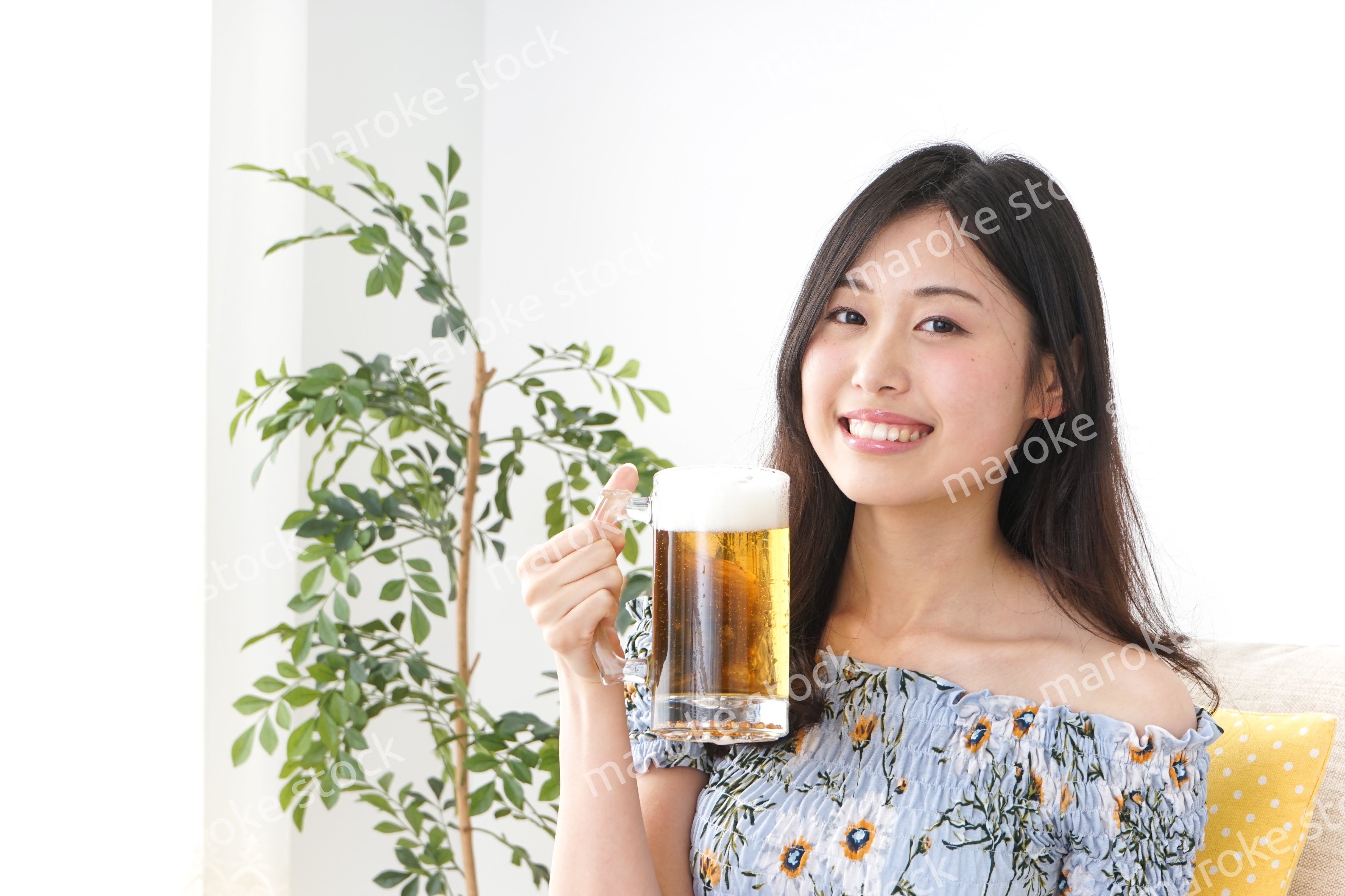 自宅でビールを飲む女性
