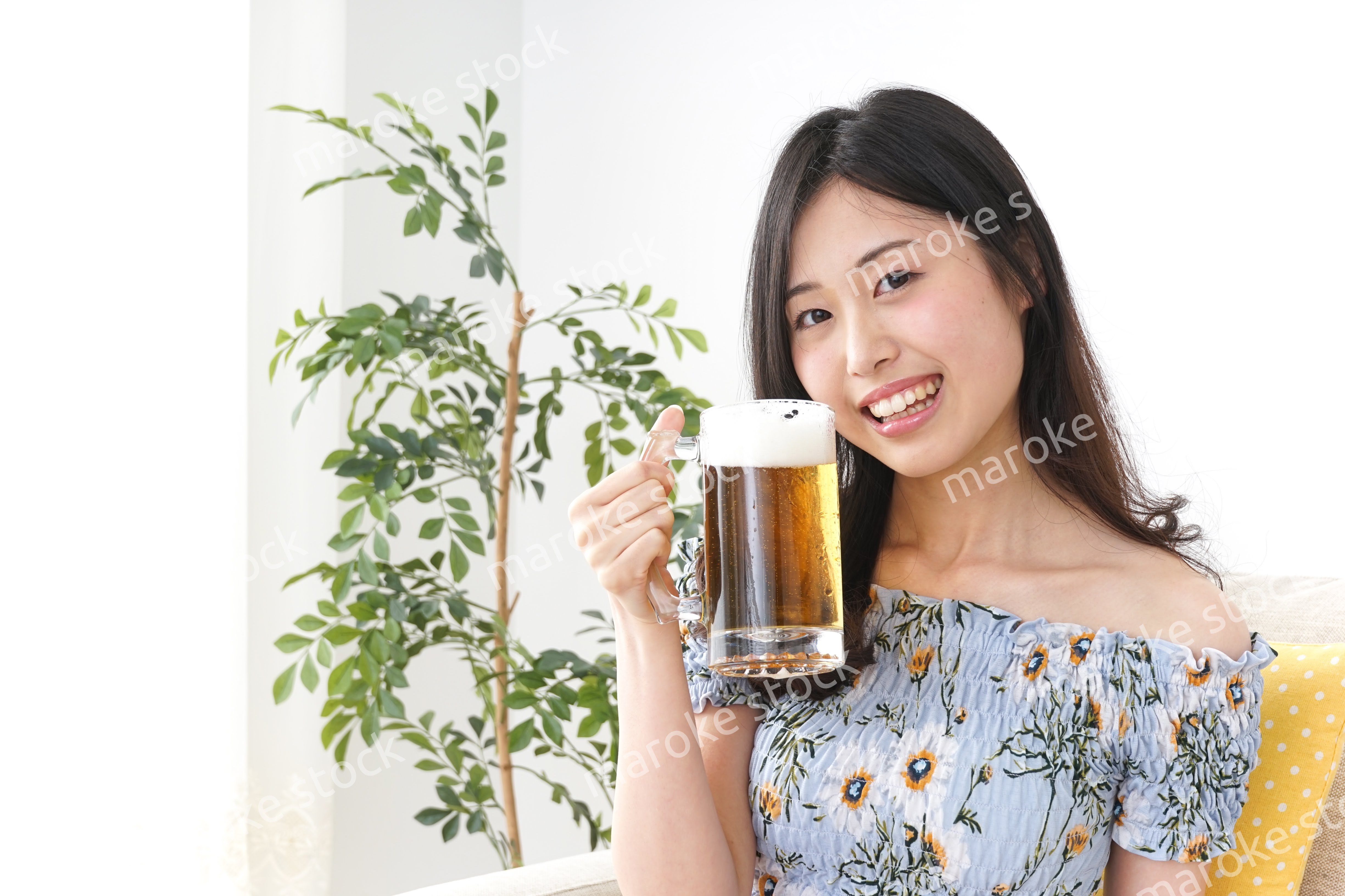 自宅でビールを飲む女性