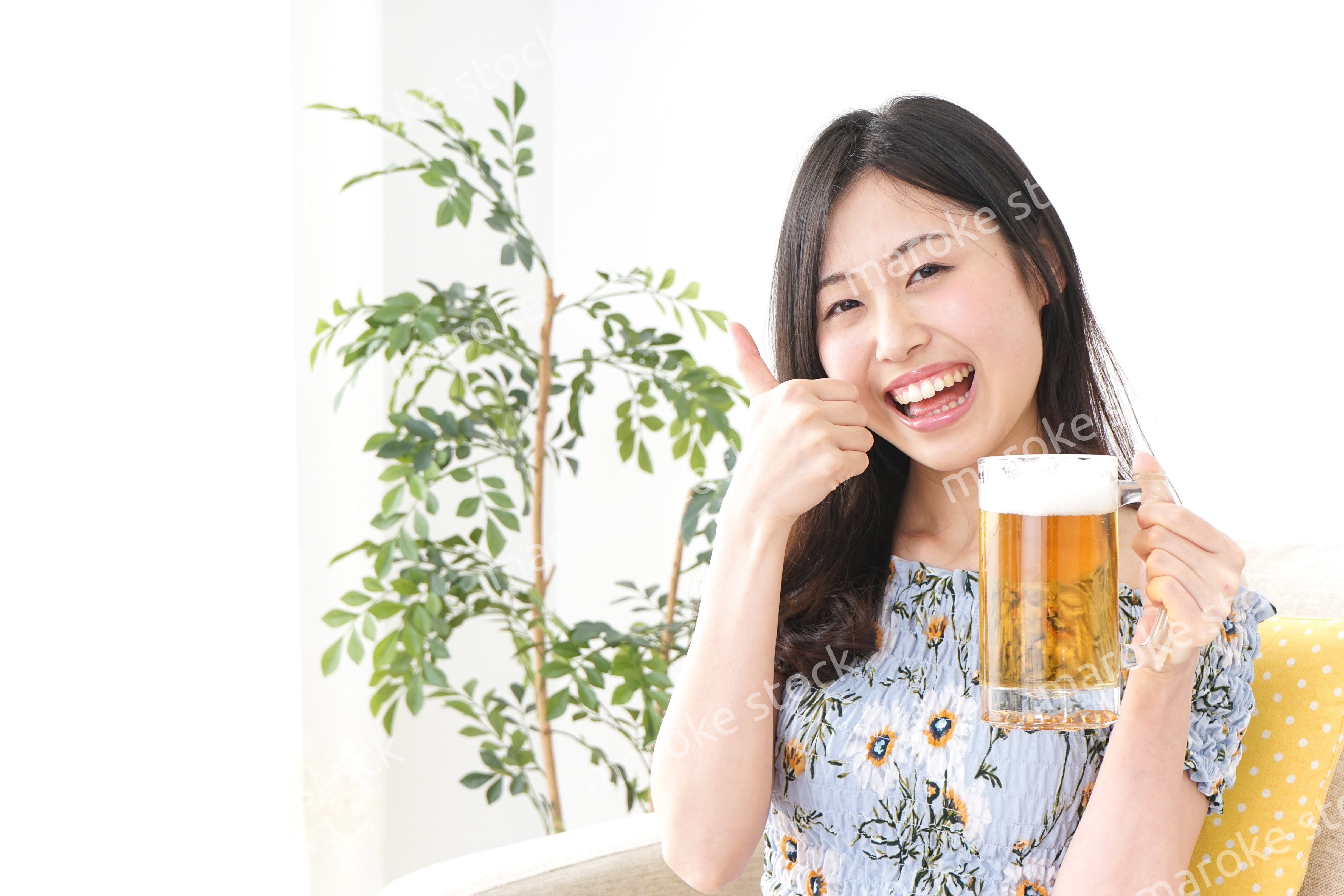 自宅でビールを飲む女性