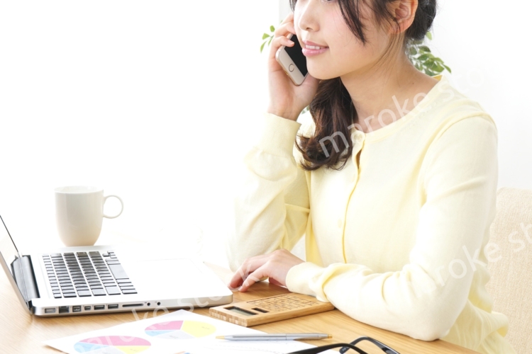 オフィスで電話をするビジネスウーマン