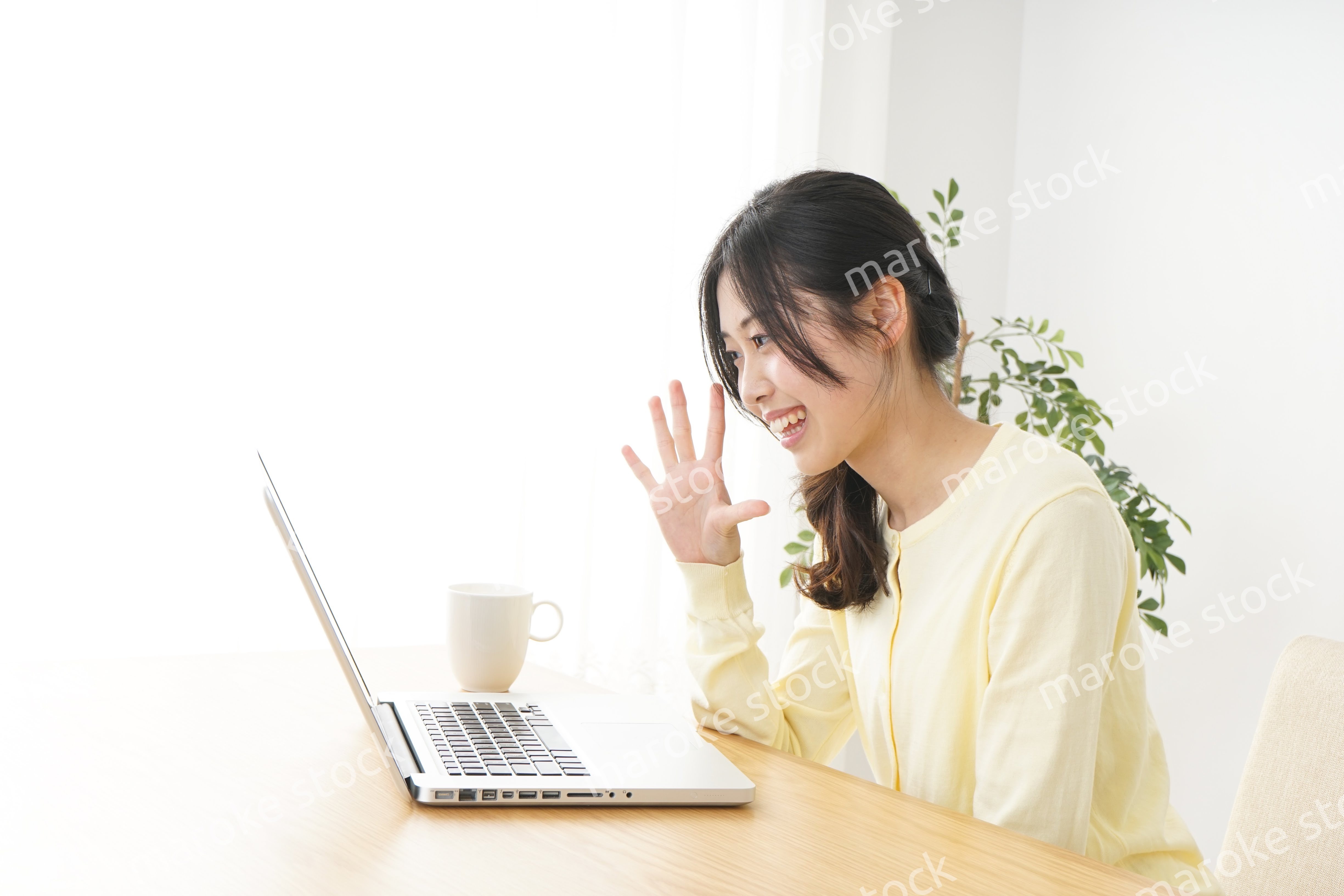 sns・テレビ電話をする若い女性