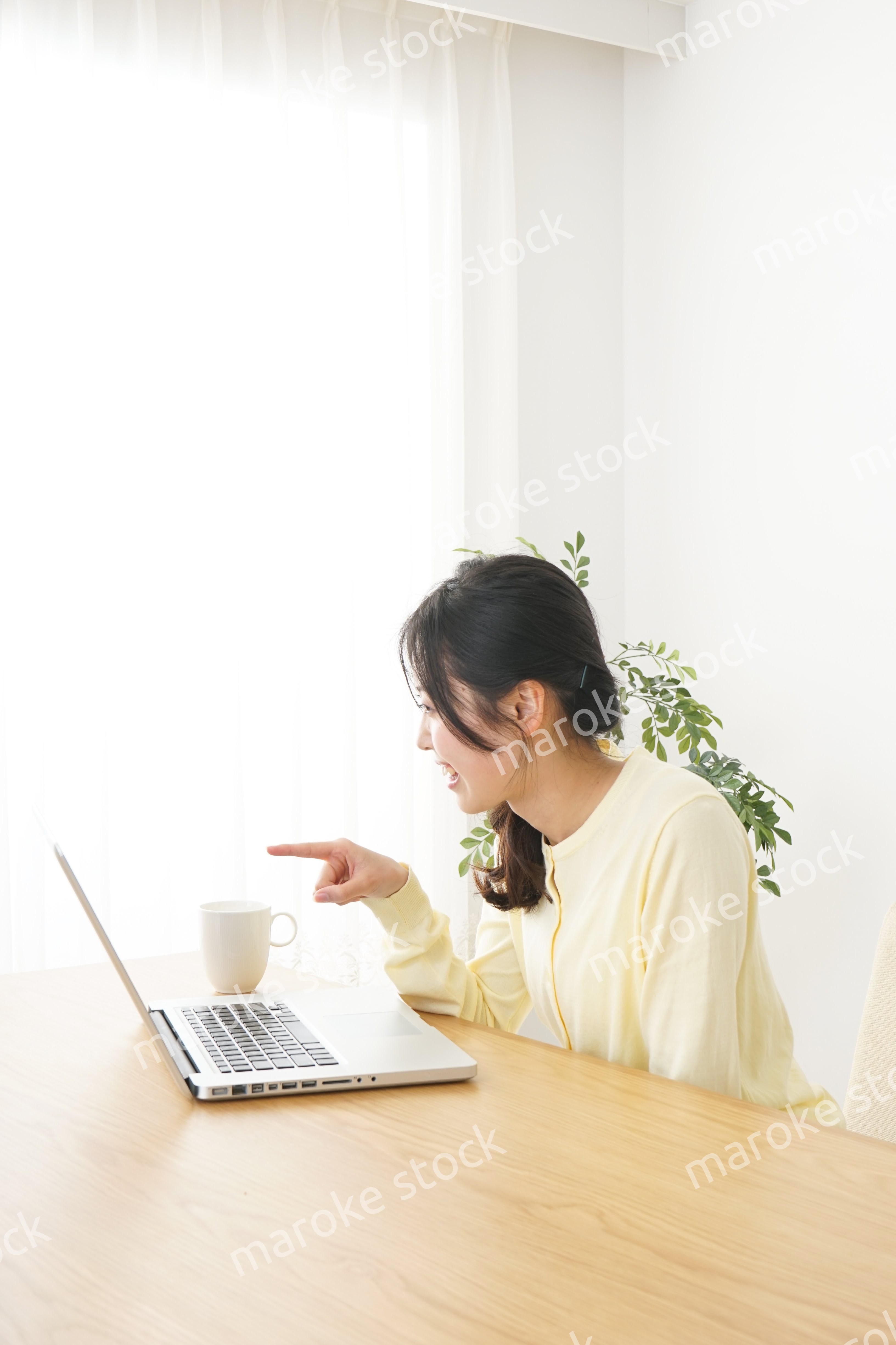 sns・テレビ電話をする若い女性