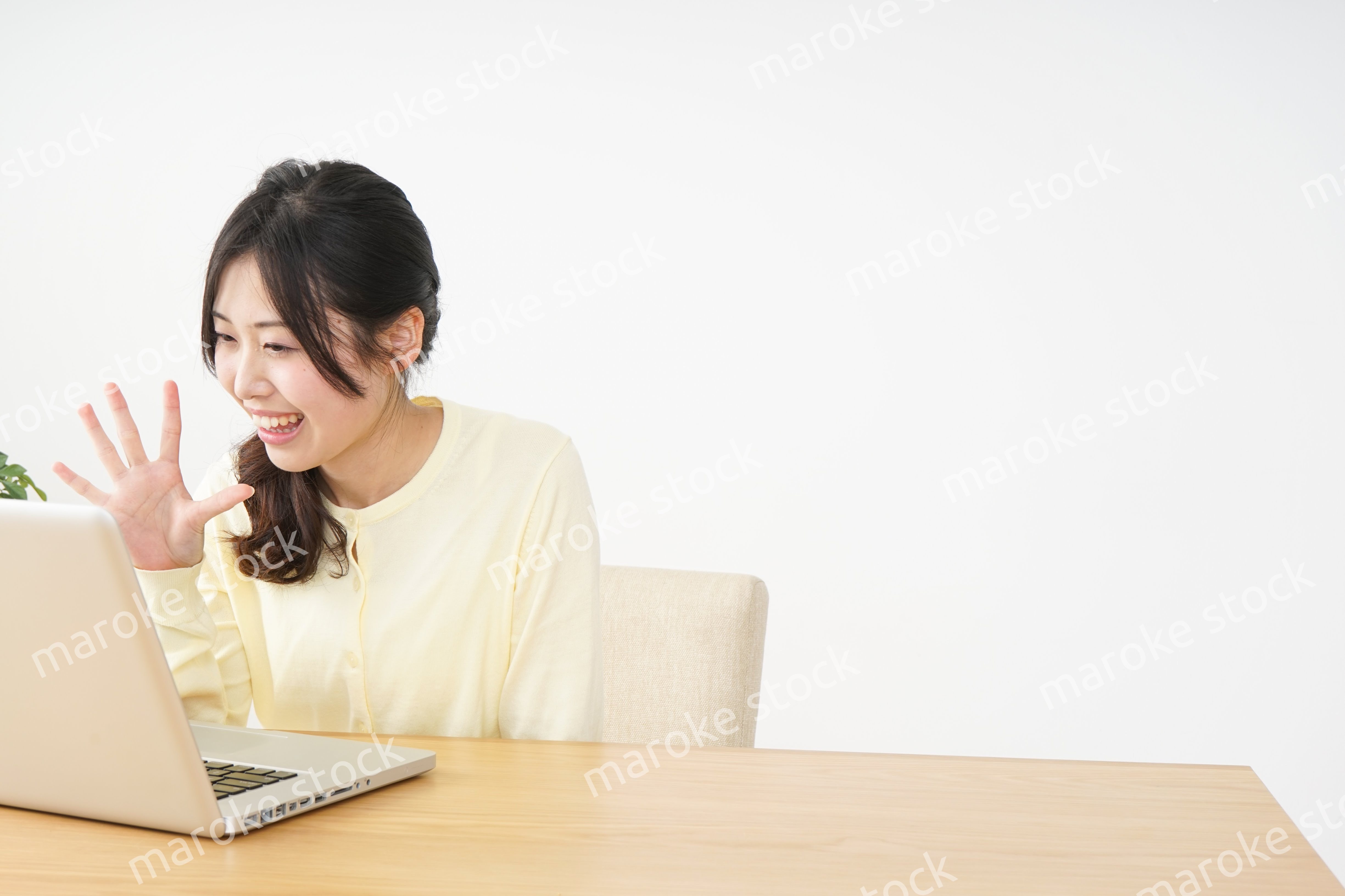 sns・テレビ電話をする若い女性