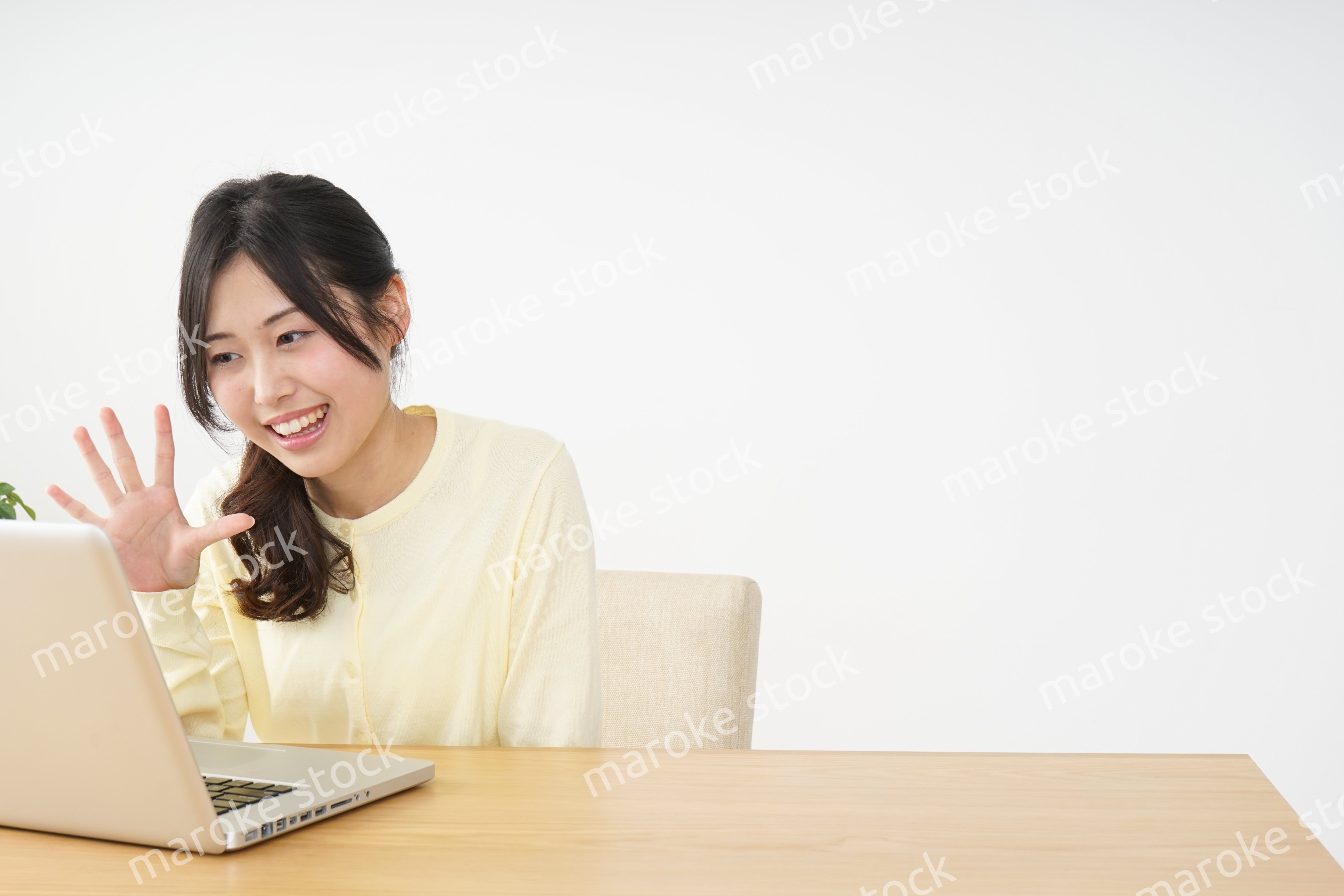 sns・テレビ電話をする若い女性