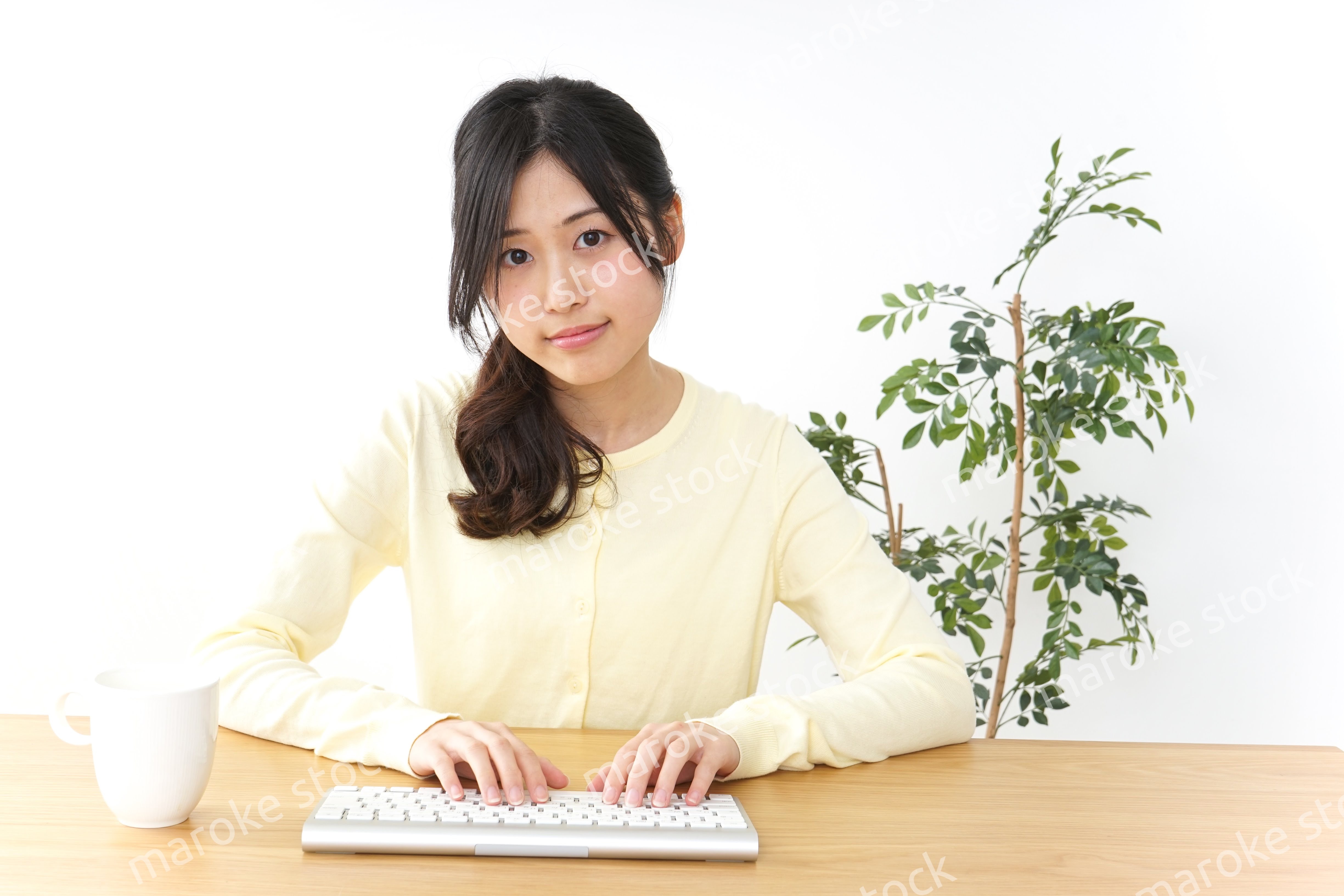 パソコンを使う若い女性