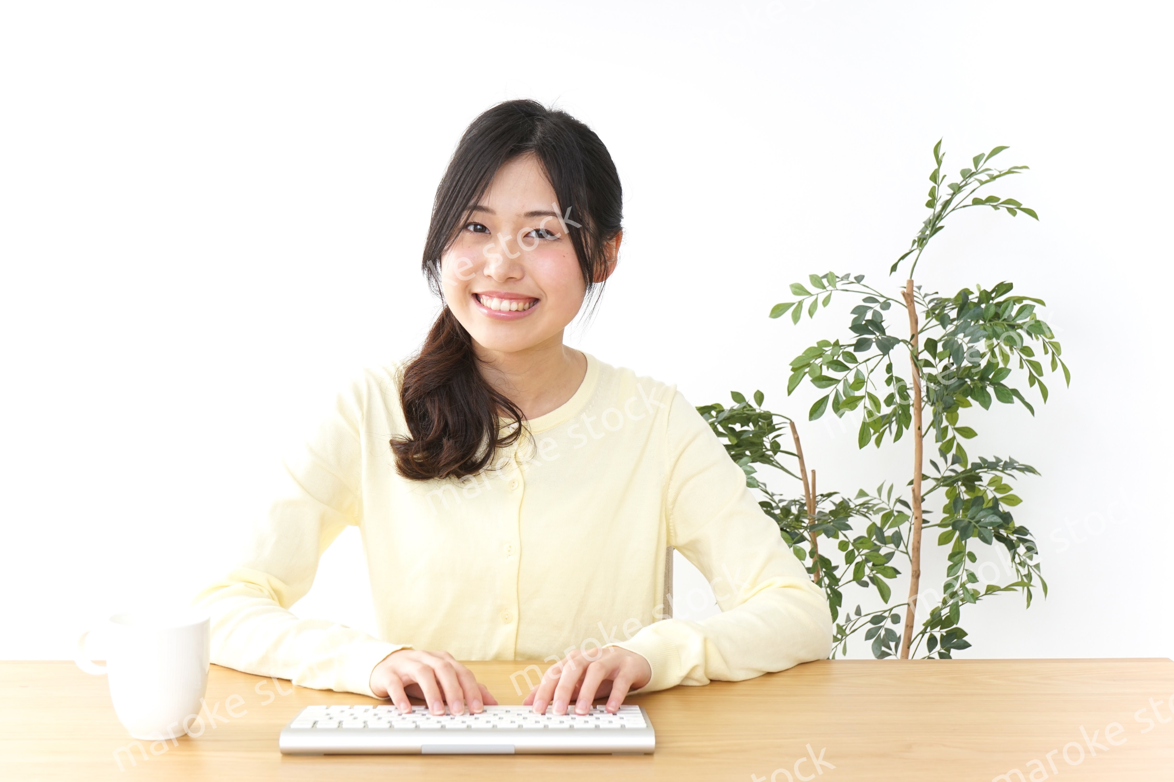 パソコンを使う若い女性