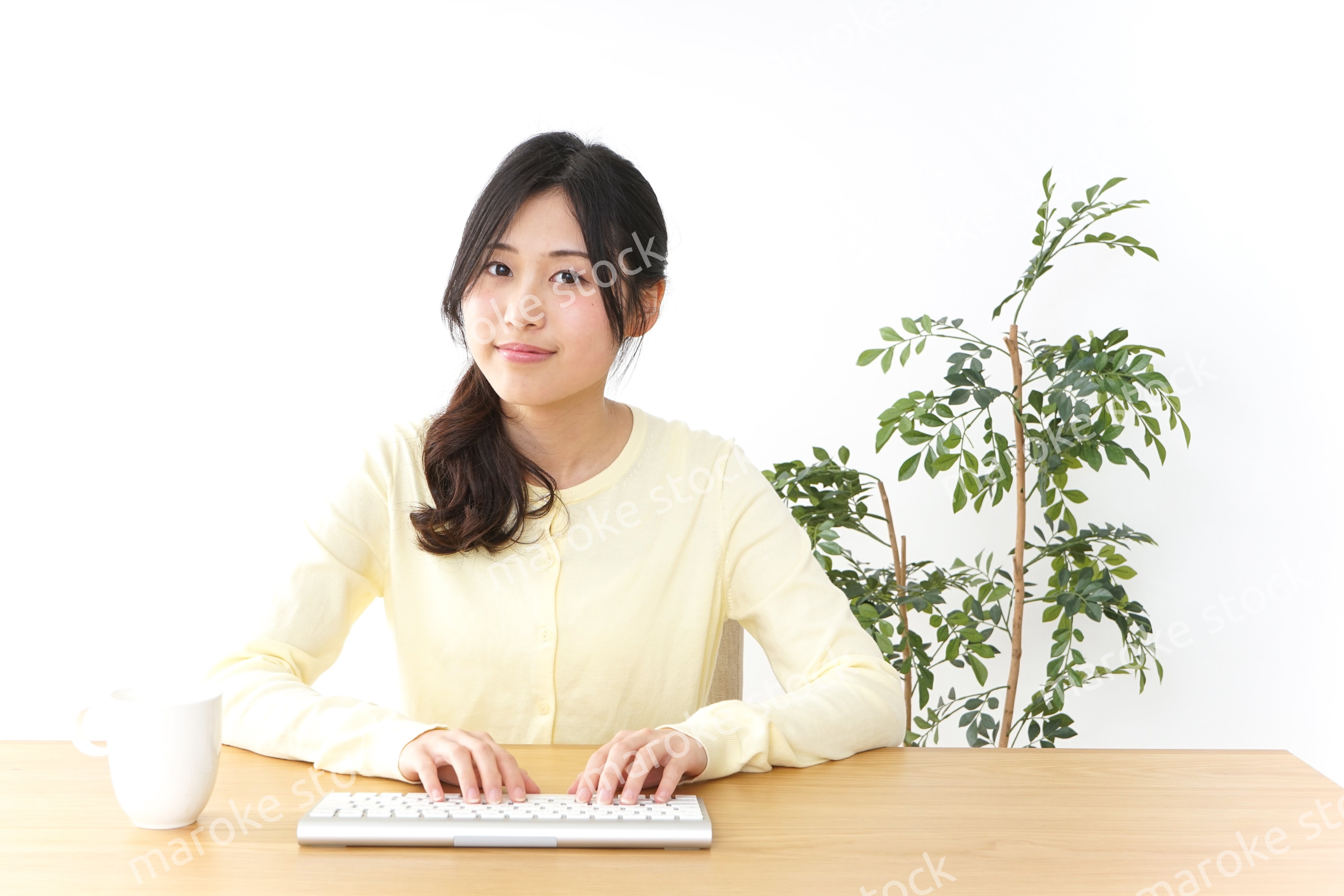 パソコンを使う若い女性