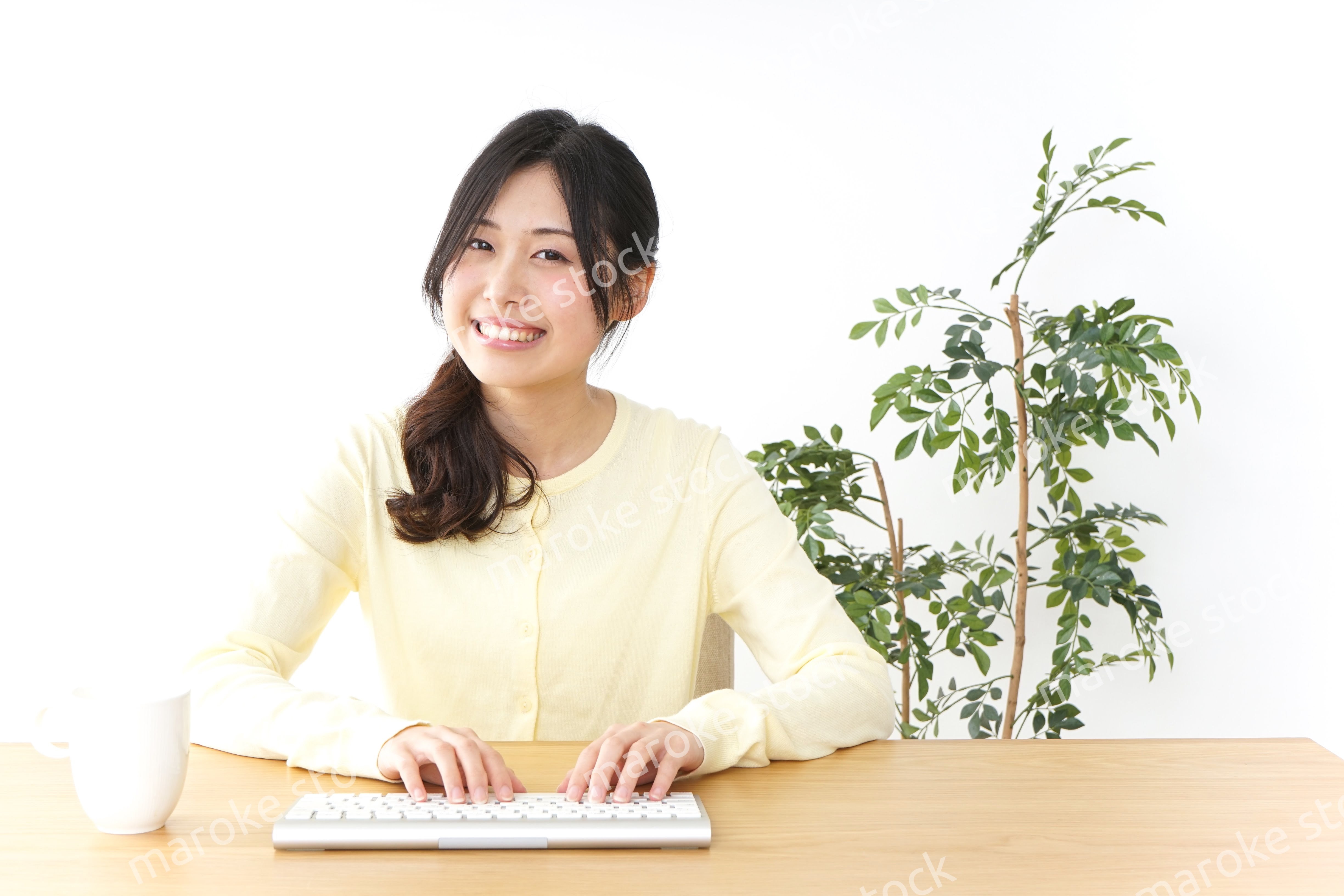 パソコンを使う若い女性