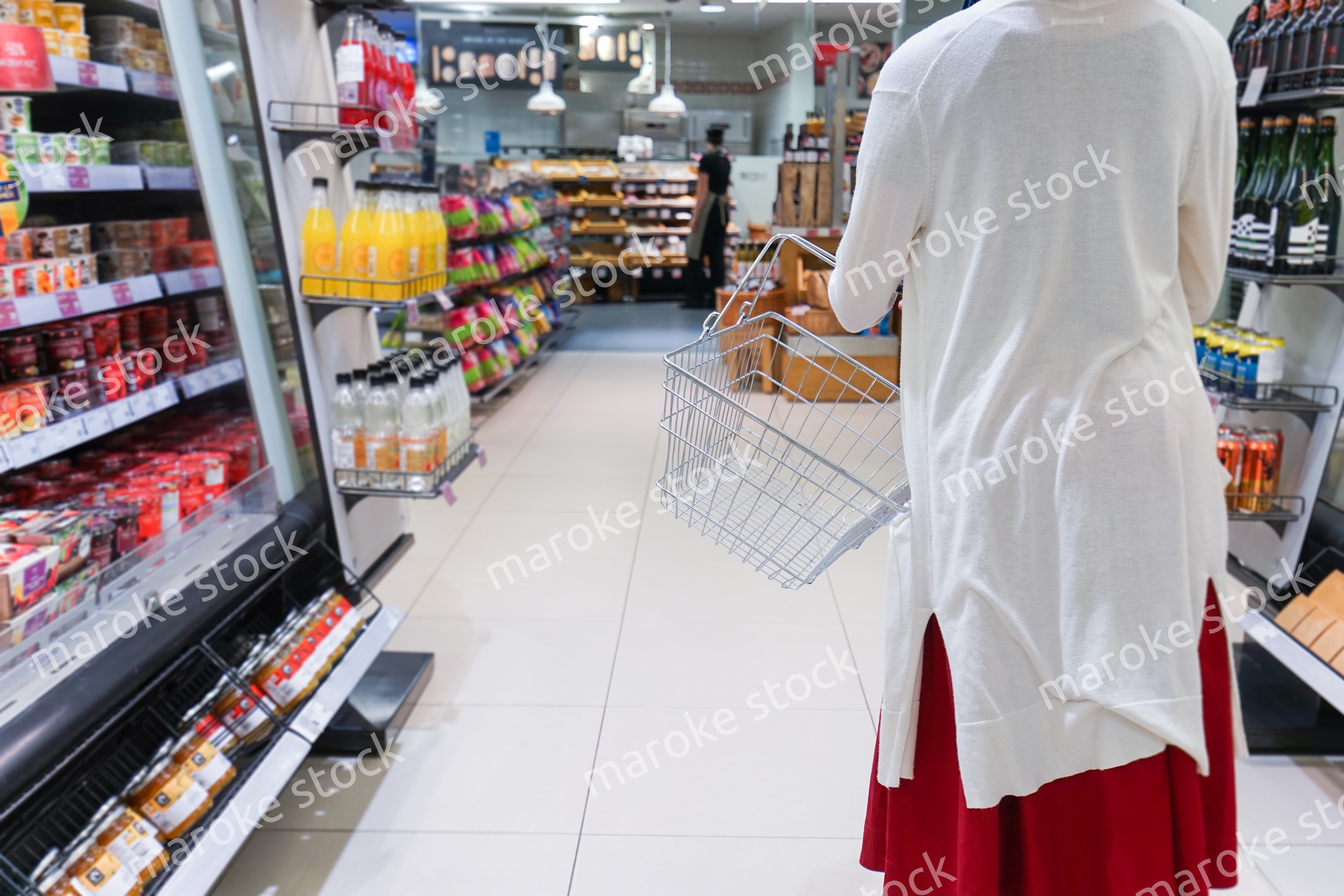 スーパーでショッピングをする女性