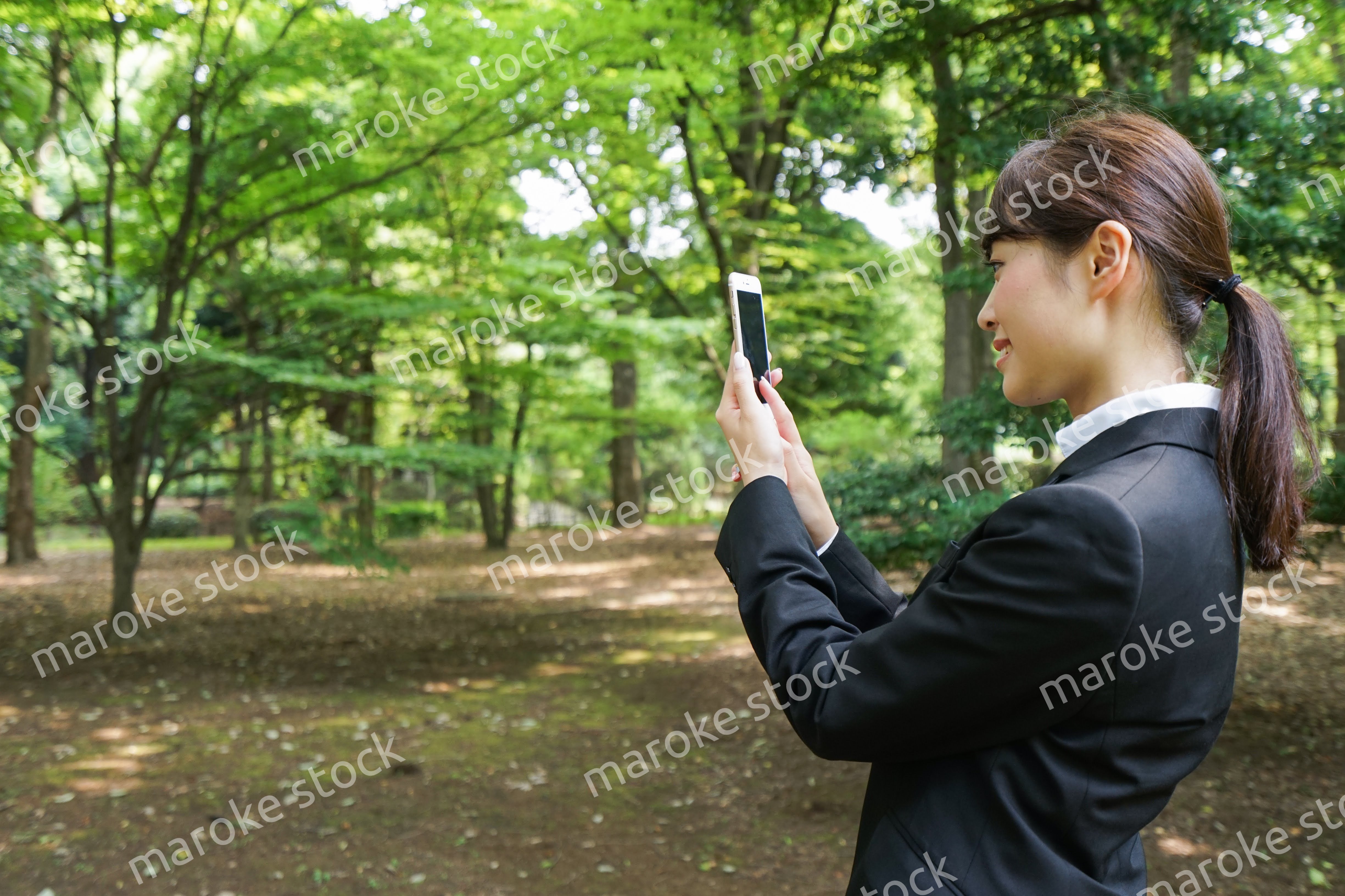 スマホで写真を撮る就活生・ビジネスウーマン