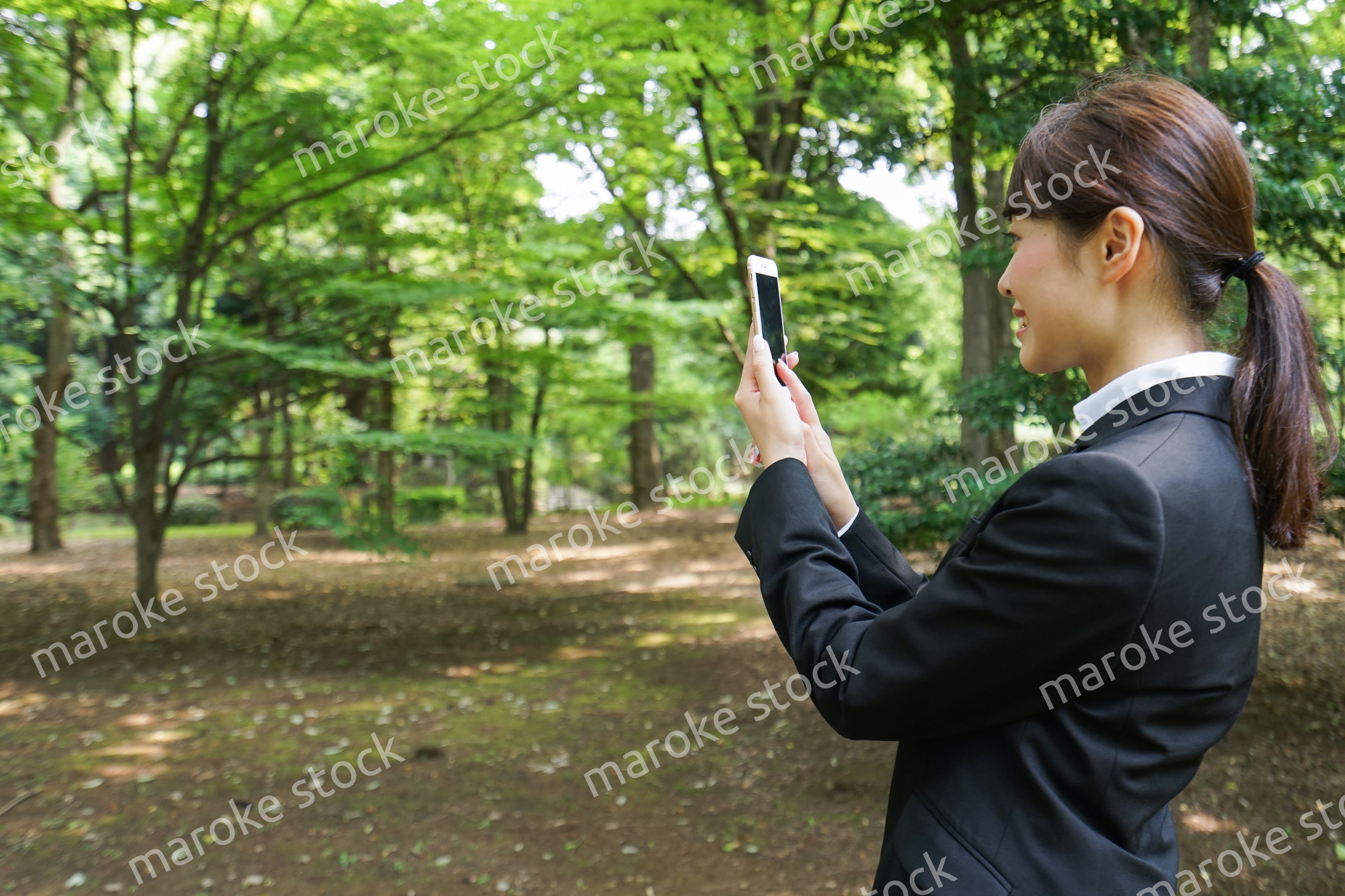 スマホで写真を撮る就活生・ビジネスウーマン