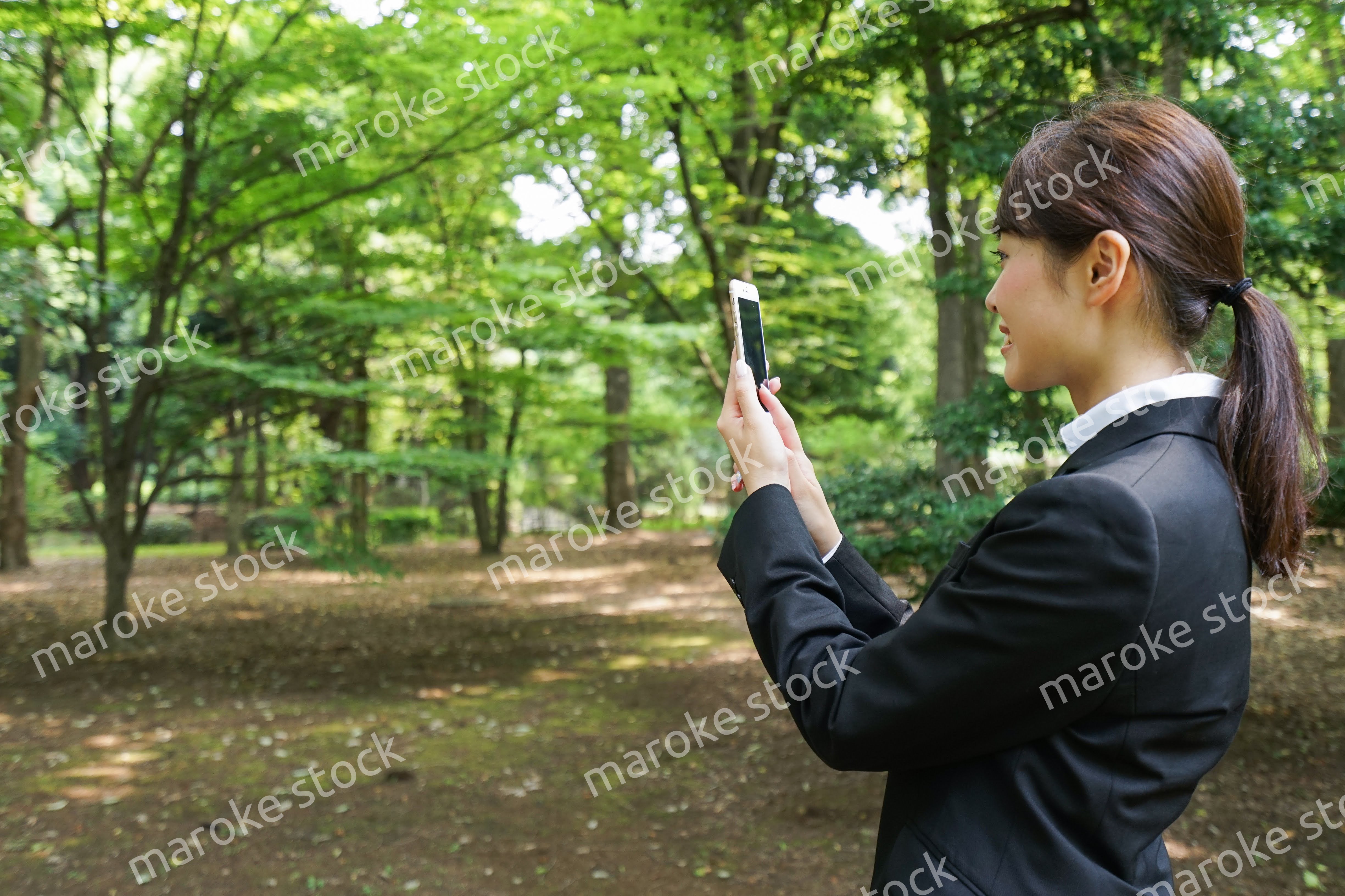 スマホで写真を撮る就活生・ビジネスウーマン