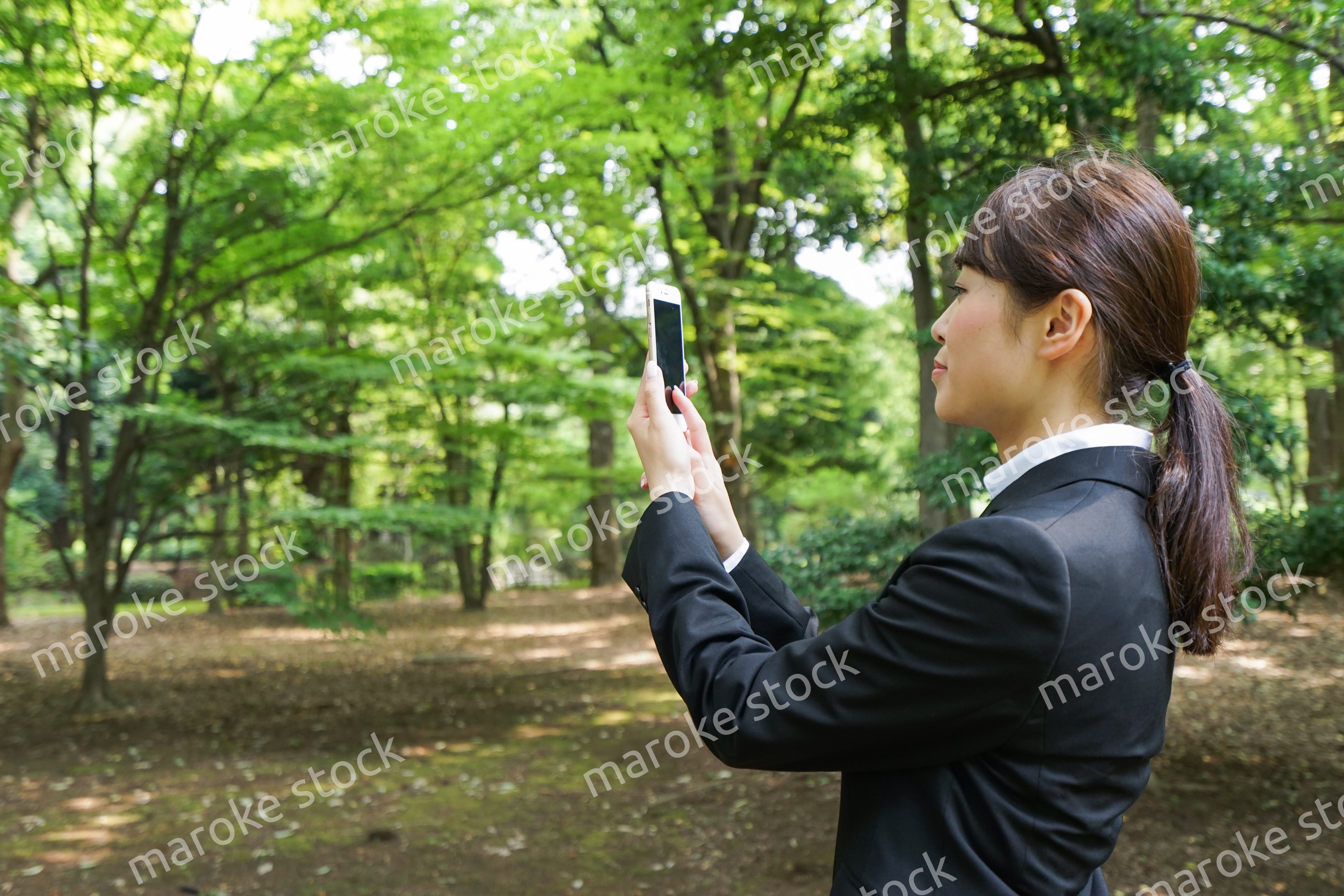 スマホで写真を撮る就活生・ビジネスウーマン