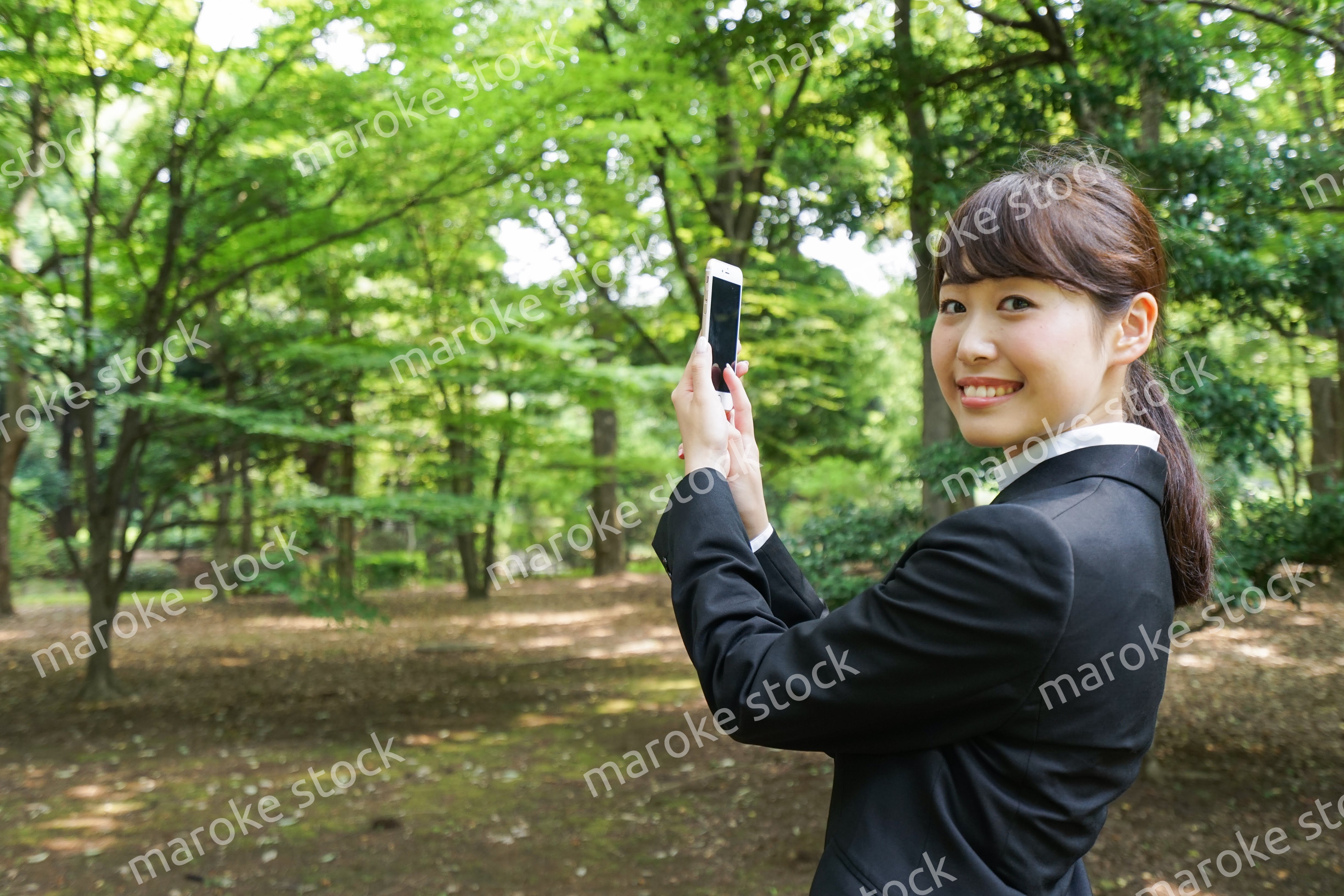スマホで写真を撮る就活生・ビジネスウーマン