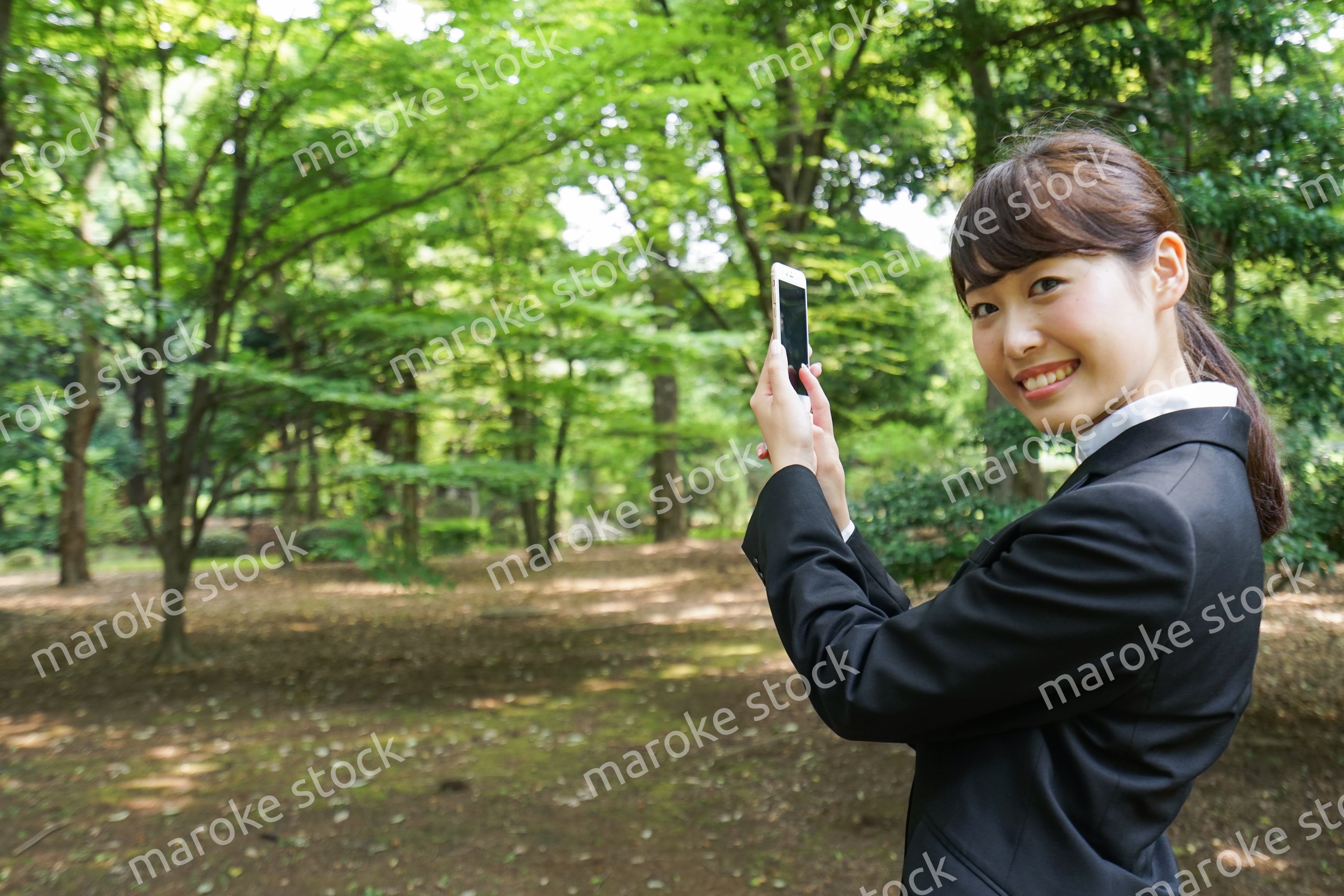 スマホで写真を撮る就活生・ビジネスウーマン