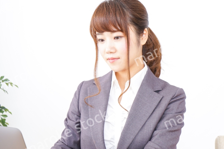 パソコンとビジネスウーマン