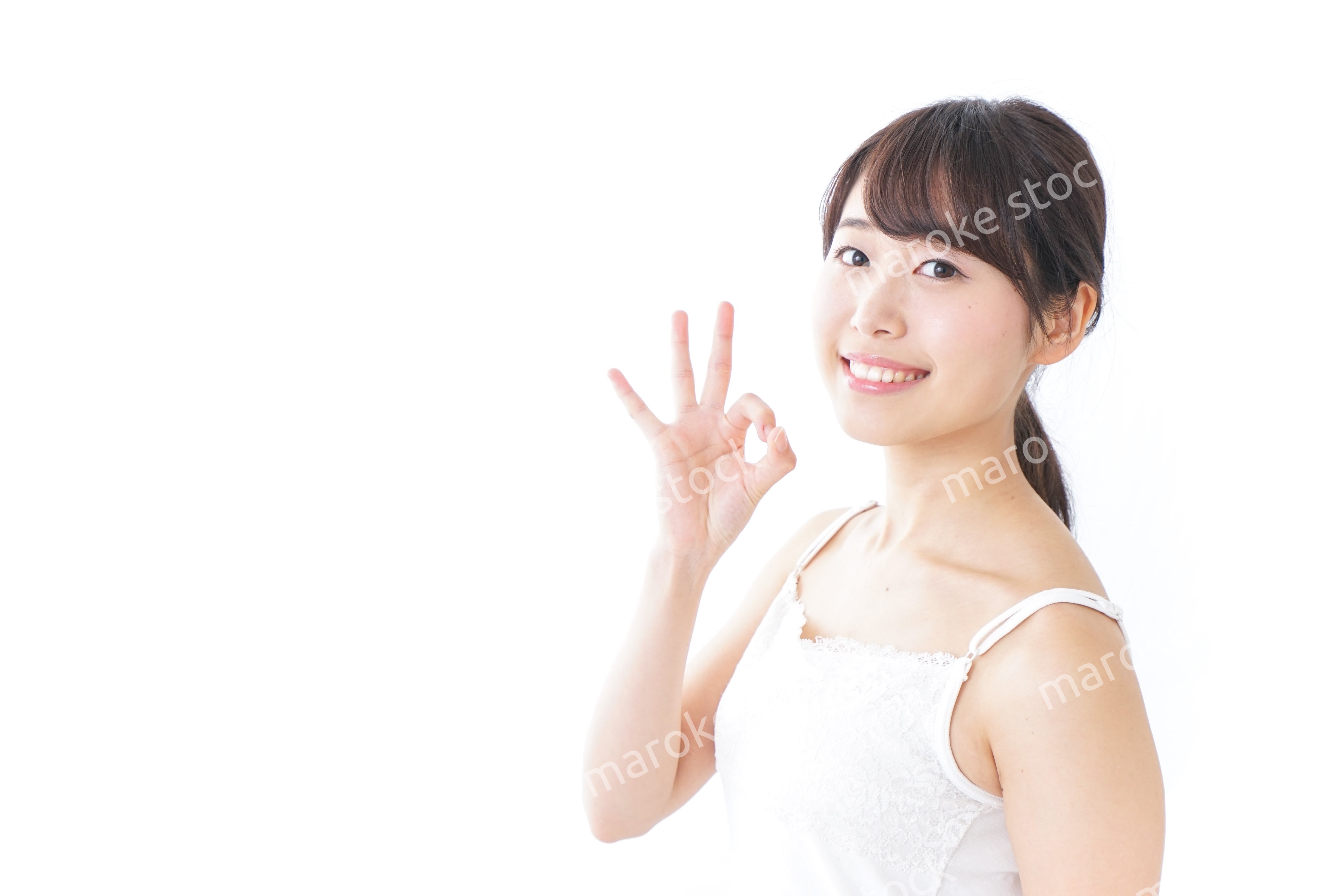 OKジェスチャーをする美容女性