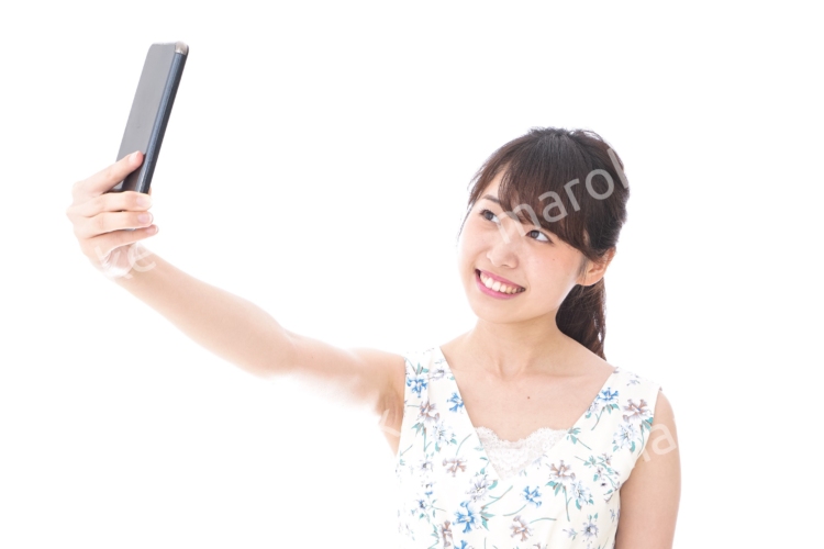 自撮り・ライブ配信をする若い女性