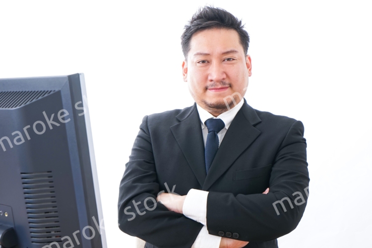 デスクワークをするビジネスパーソン