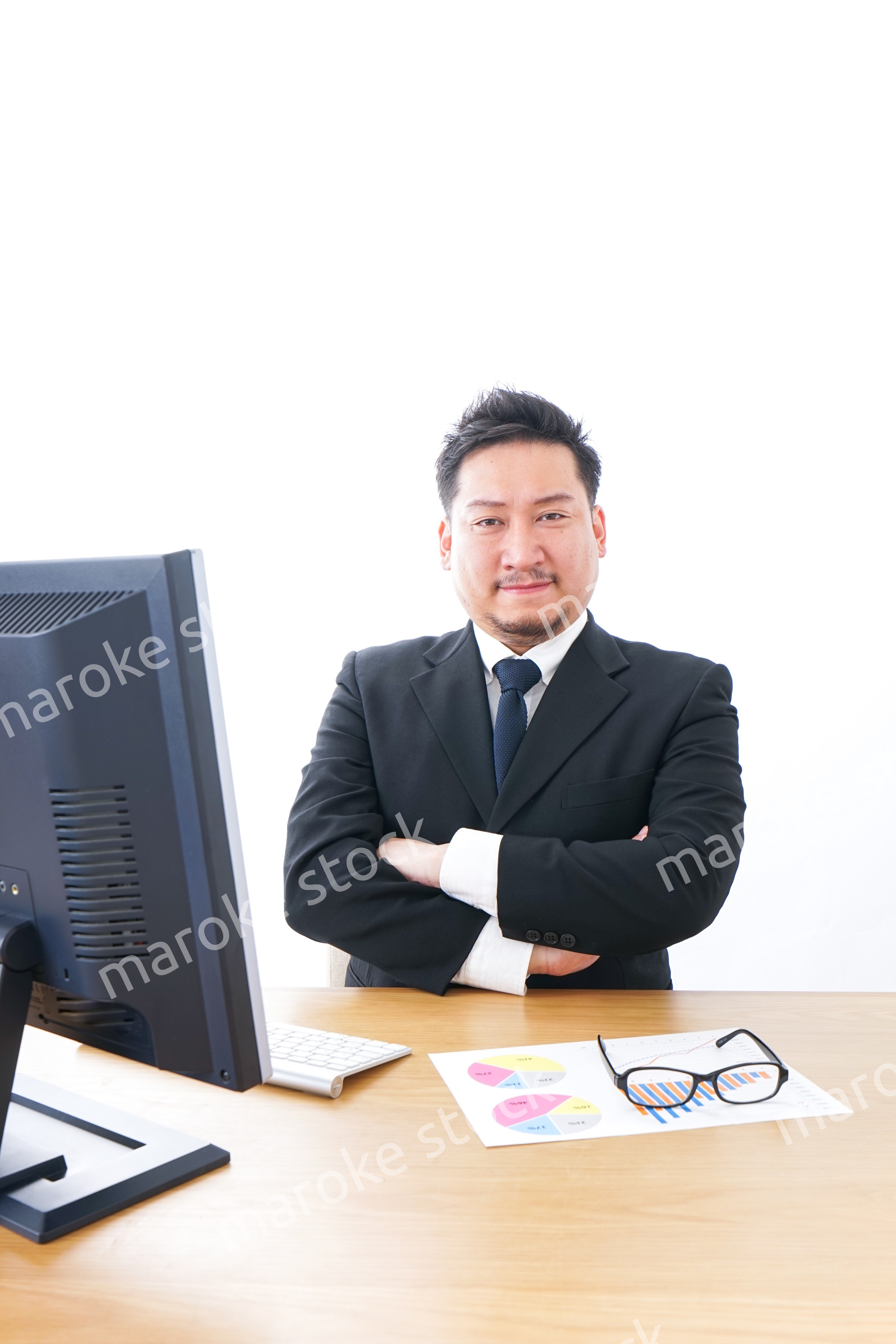 デスクワークをするビジネスパーソン