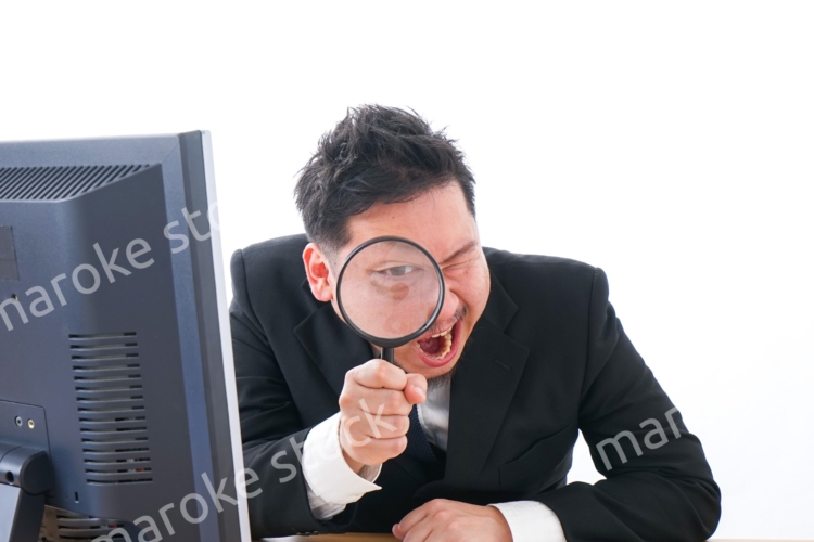 調査をするビジネスマン