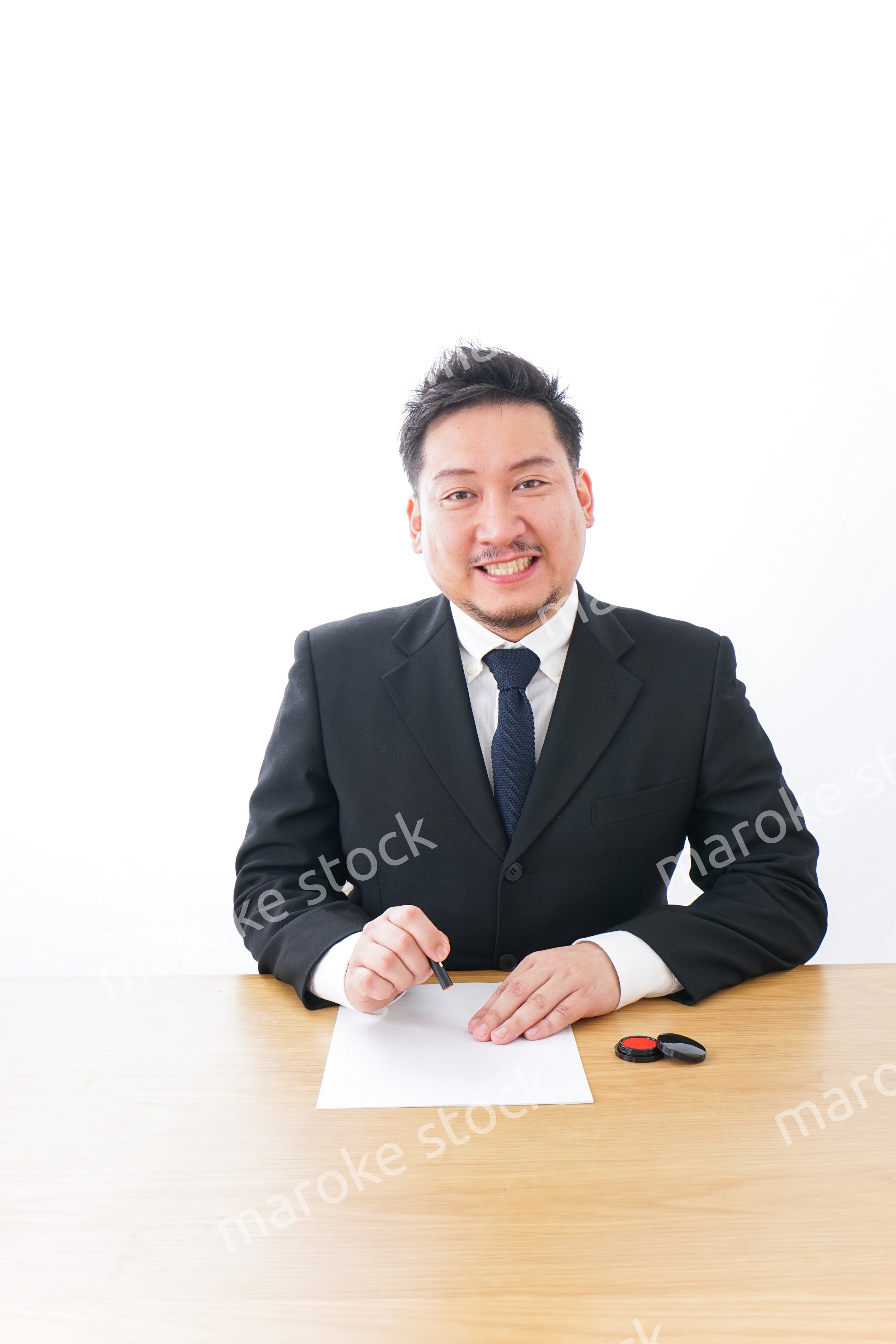 契約をするビジネスマン