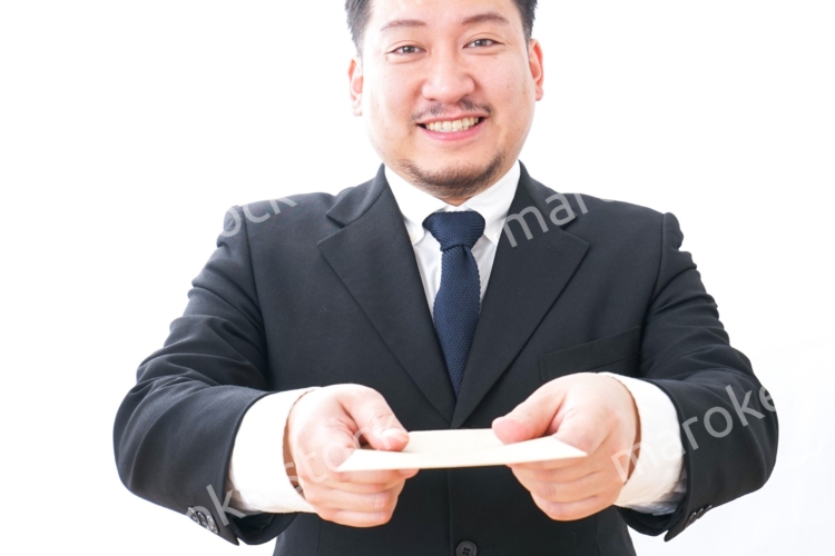 辞表を提出するビジネスマン