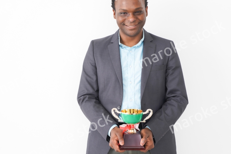 トロフィーをもらう黒人のビジネスマン