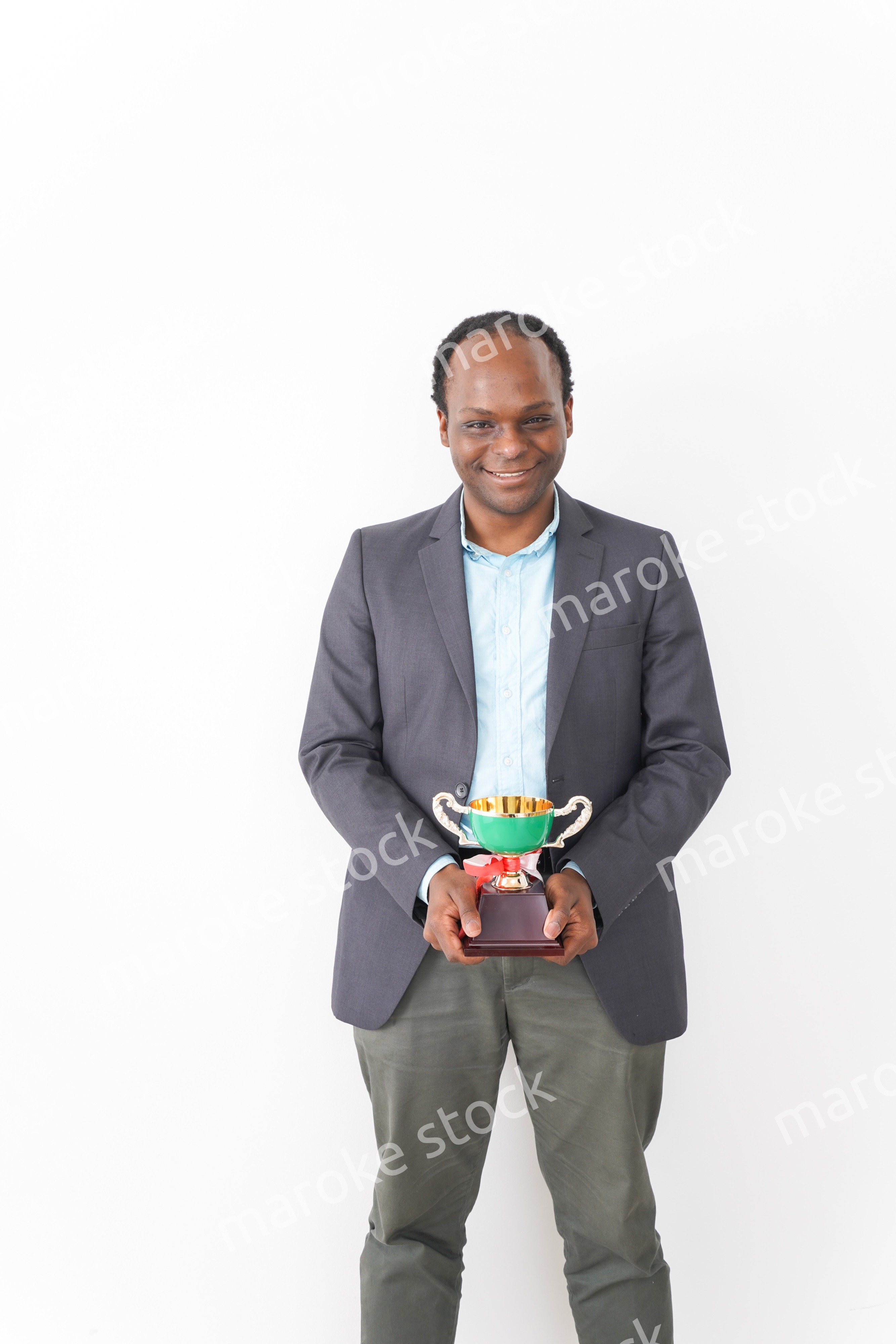 トロフィーをもらう黒人のビジネスマン