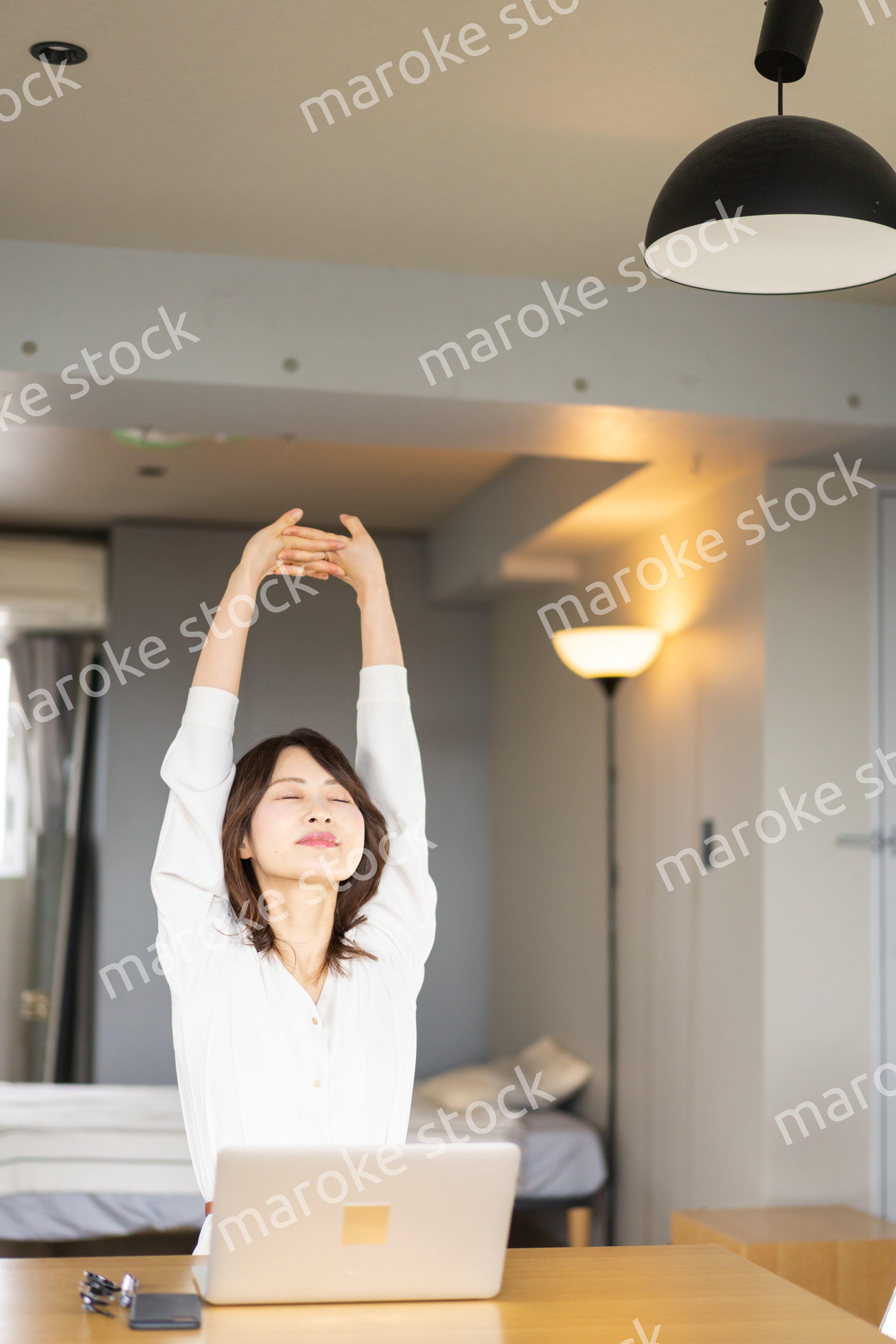 長時間のテレワークで疲れたビジネスウーマン