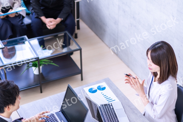 商談をする男女のビジネスパーソン