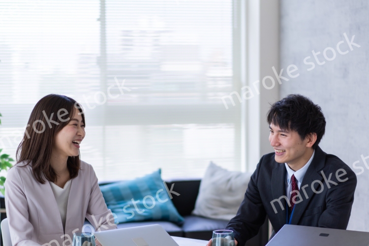 オフィスで楽しく話す男女