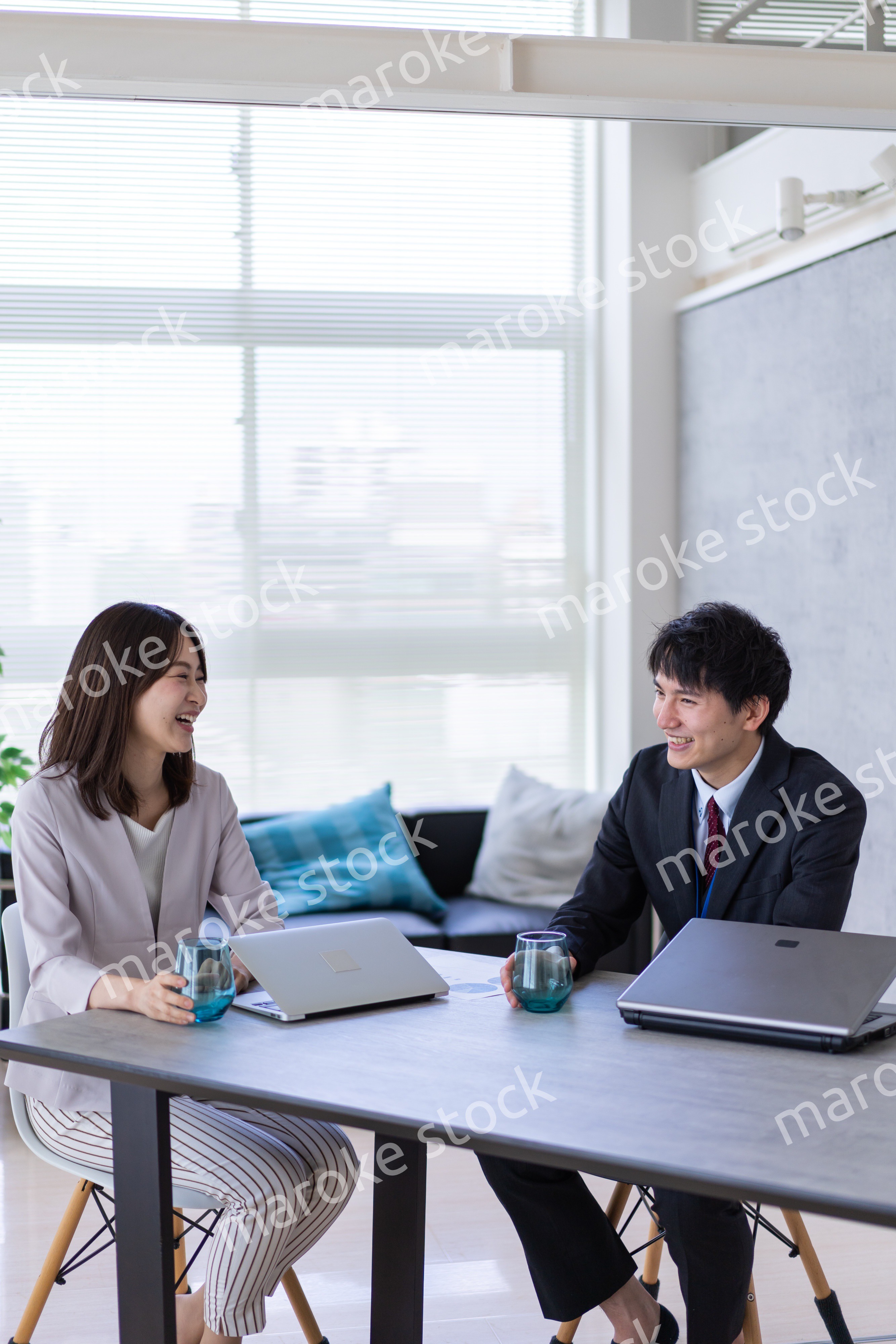 オフィスで楽しく話す男女