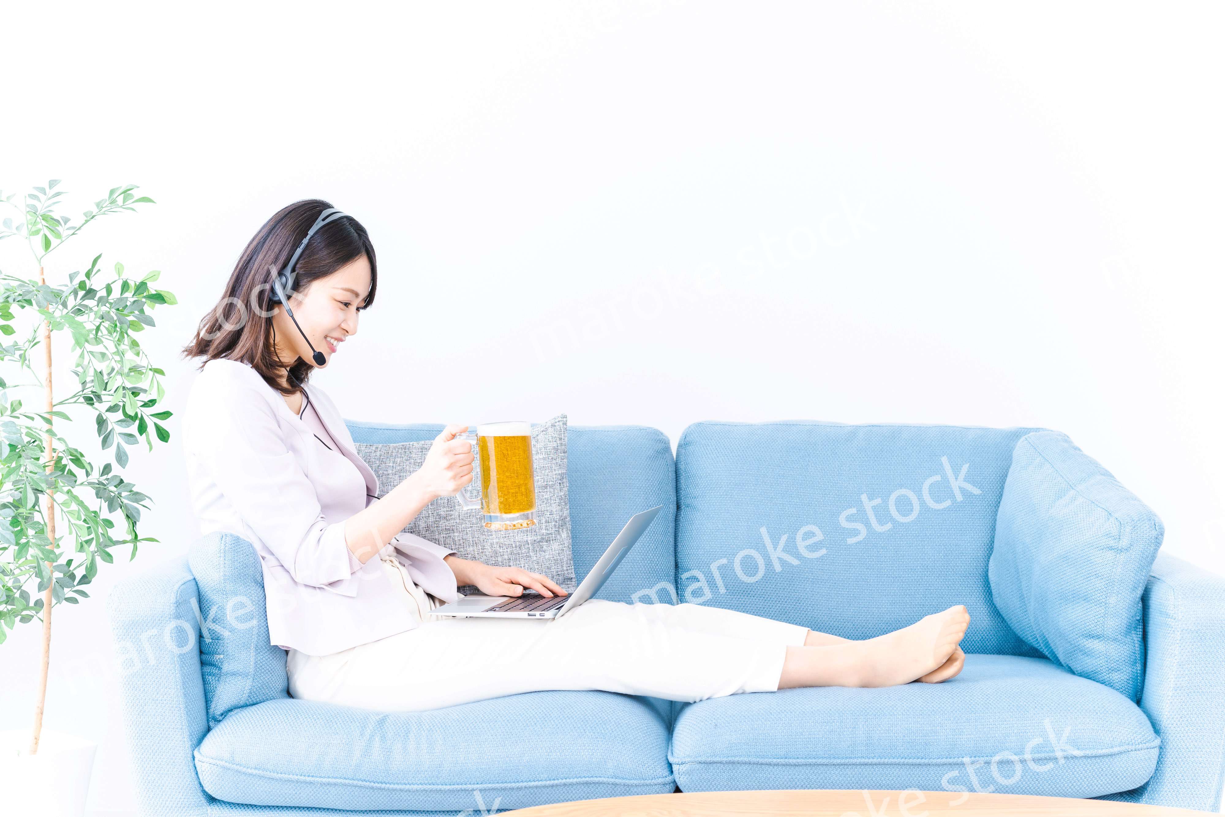 オンラインで乾杯をする若い女性