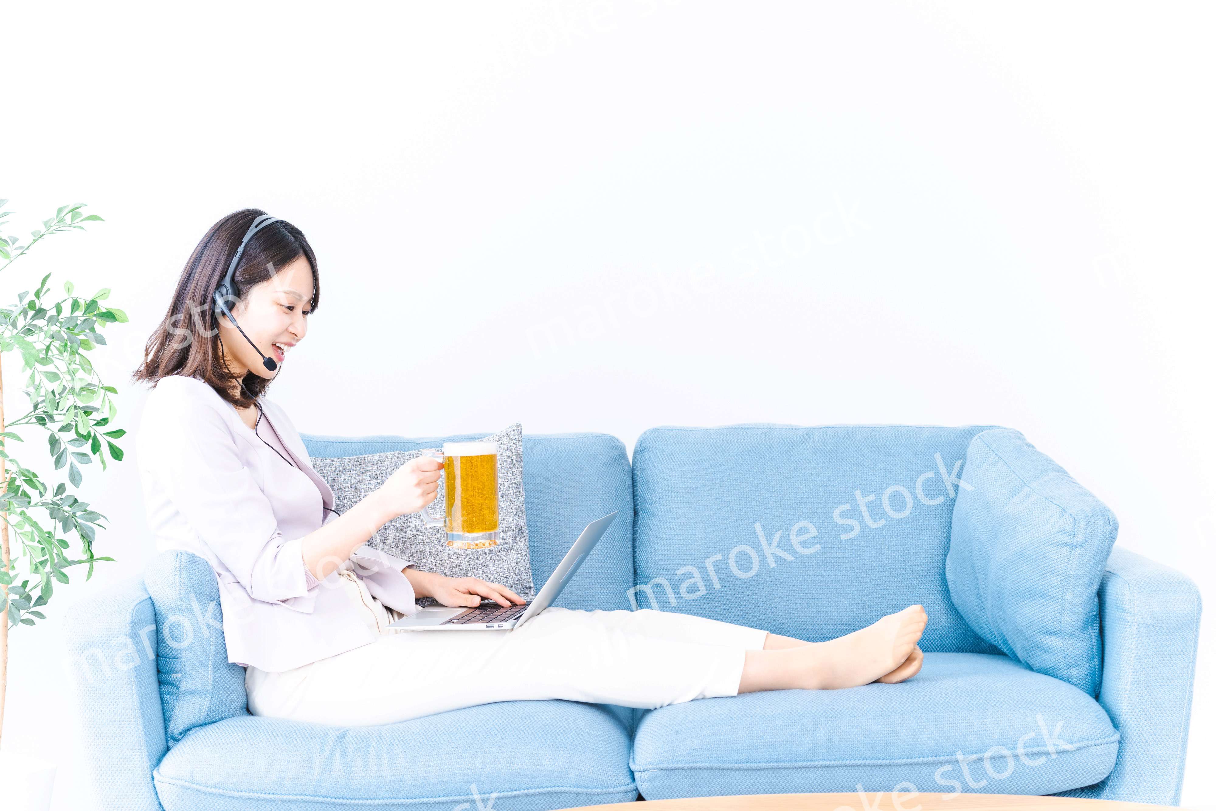 オンラインで乾杯をする若い女性