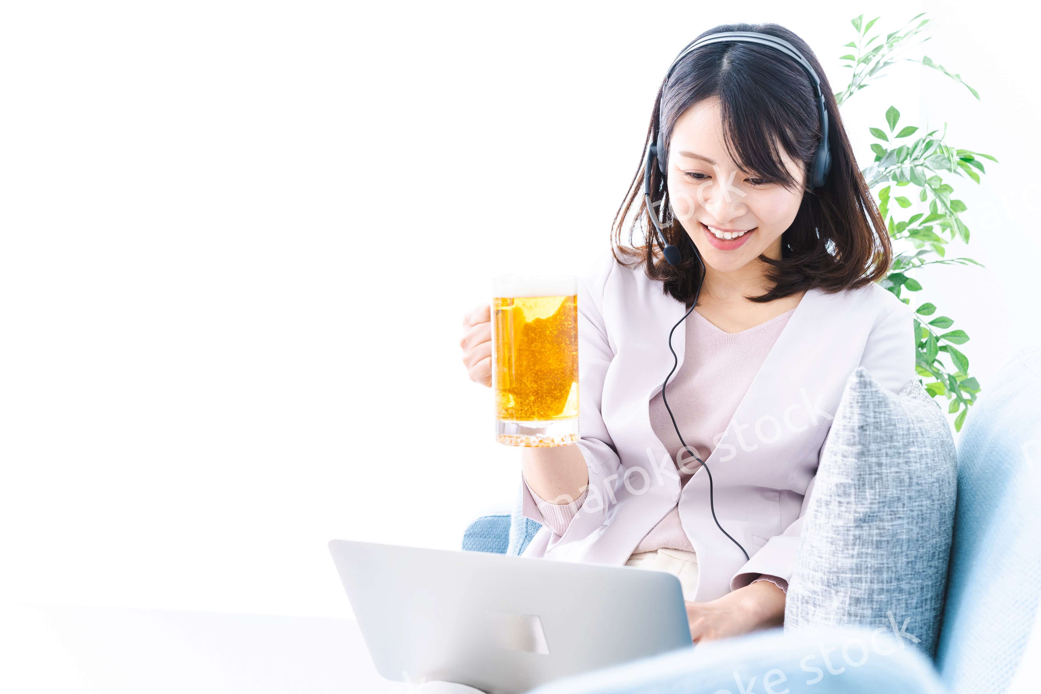 オンラインで乾杯をする若い女性