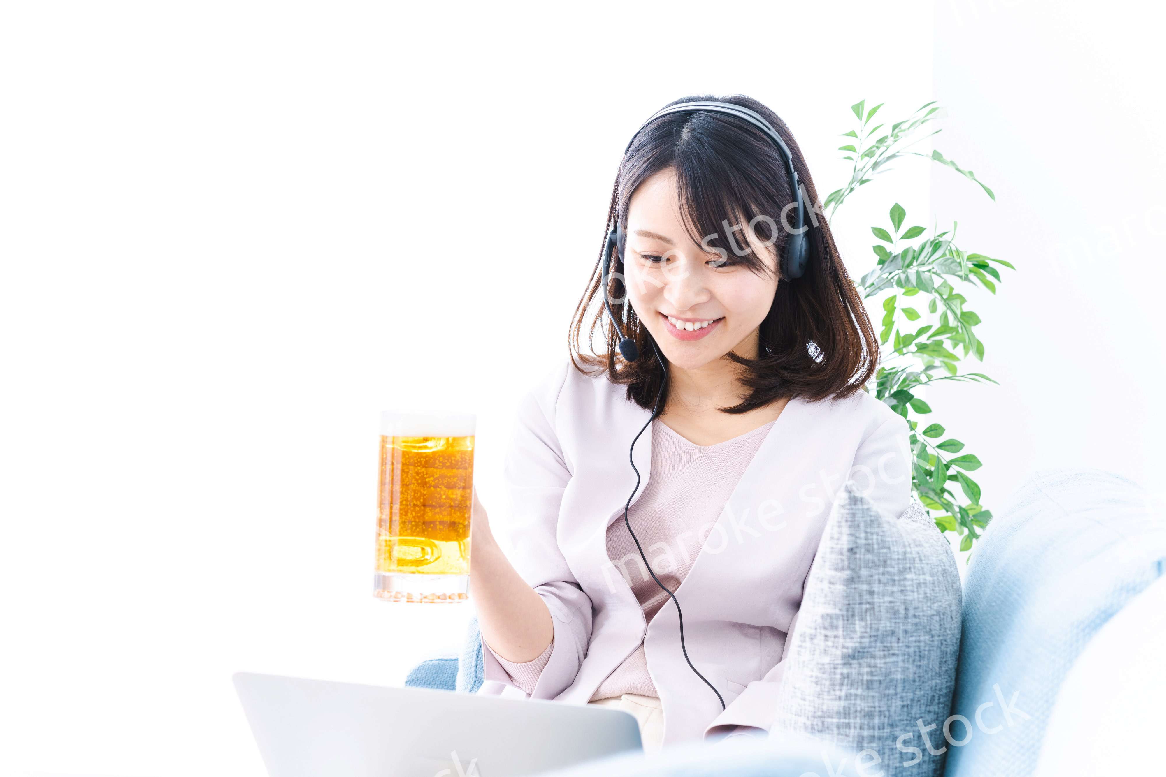 オンラインで乾杯をする若い女性