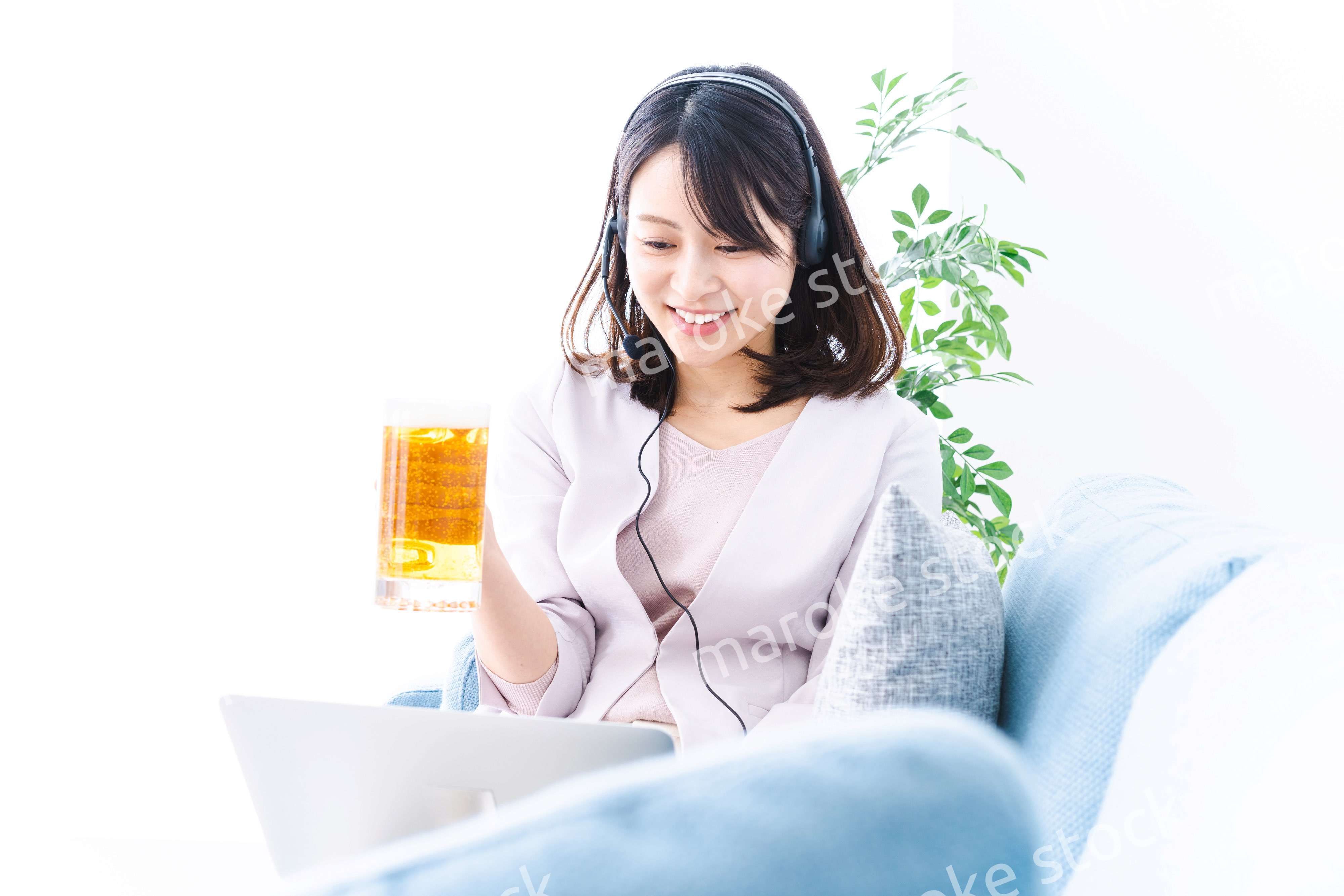 オンラインで乾杯をする若い女性