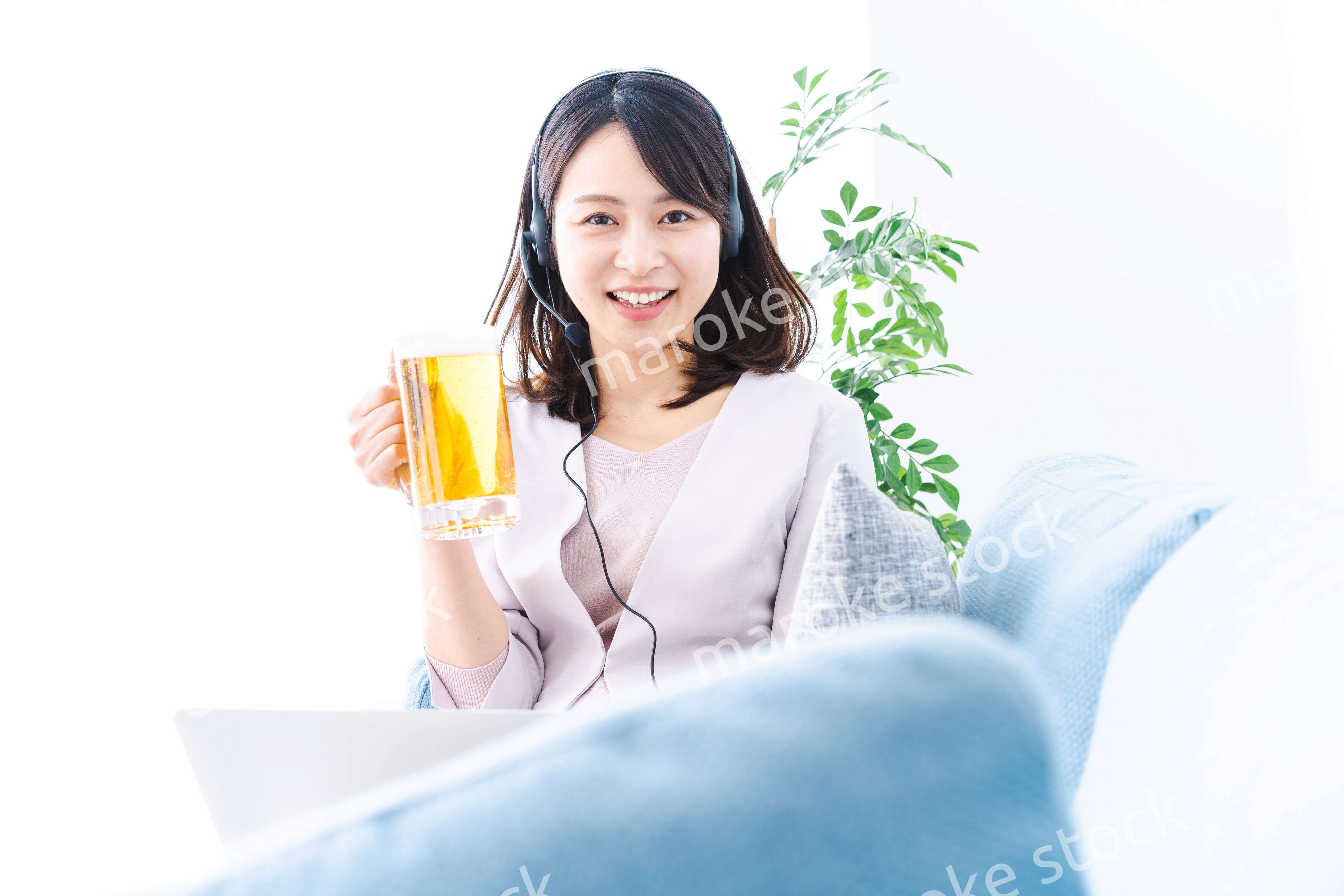 オンラインで乾杯をする若い女性